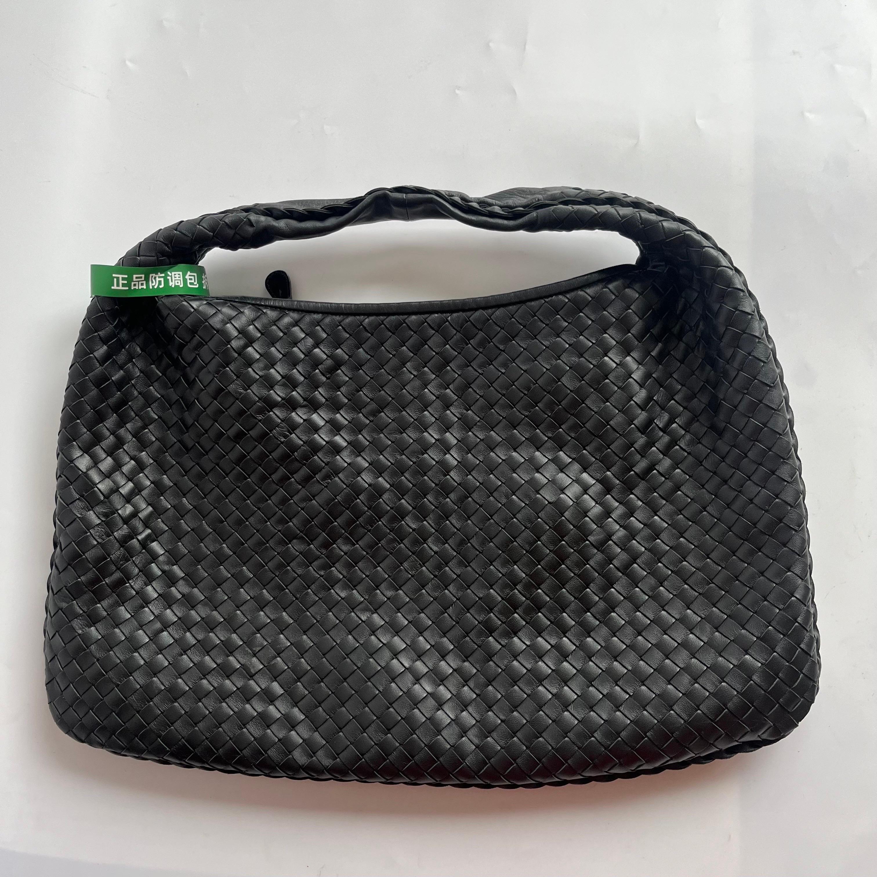 Ce sac hobo Bottega Veneta est une pièce de luxe exceptionnelle, réalisée en cuir d'agneau noir emblématique avec le tissage Intrecciato immédiatement reconnaissable. Suffisamment spacieux pour contenir tous vos essentiels, c'est l'accessoire
