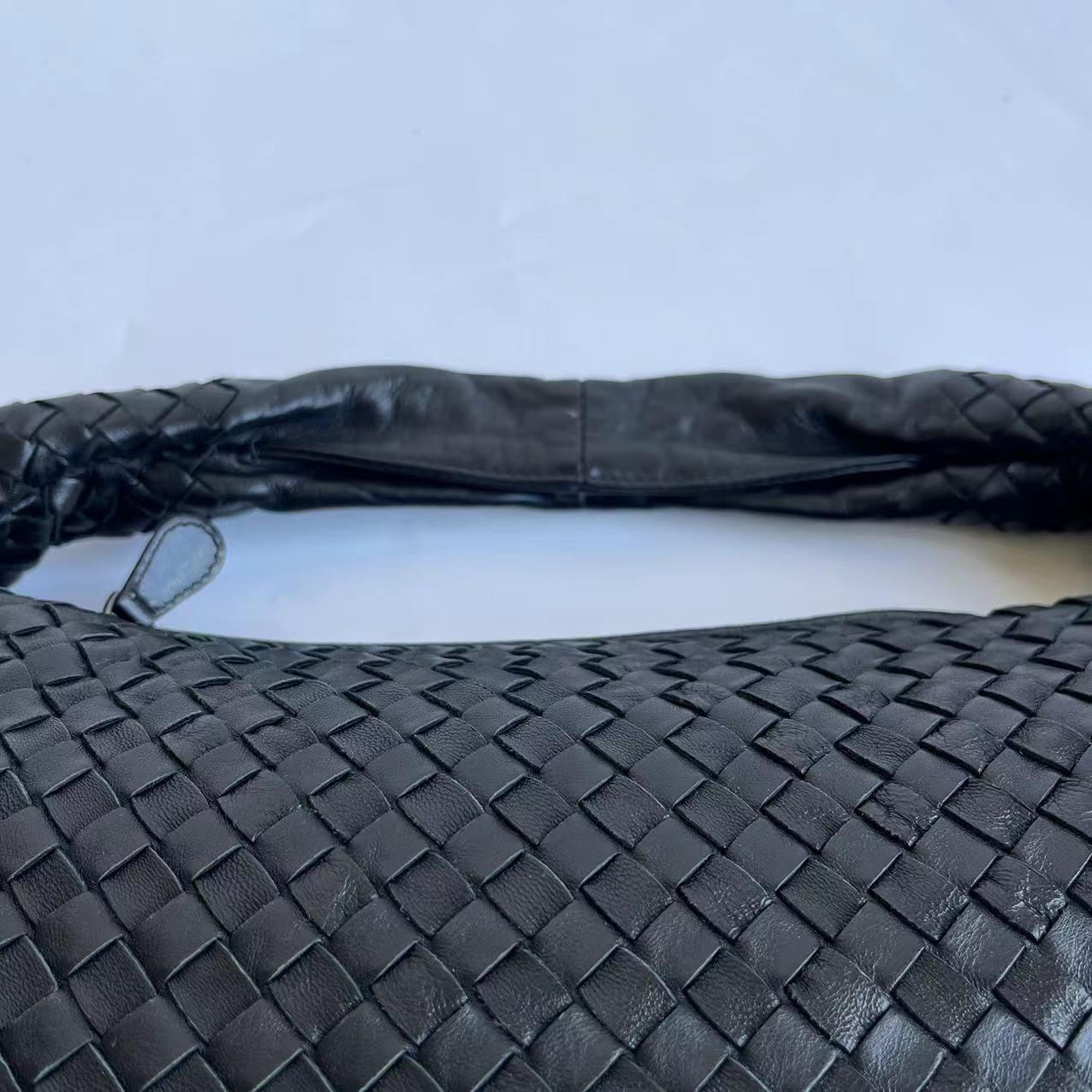 Bottega Veneta Veneta Intrecciato Hobo Bag Medium Black Leather 47cm In Excellent Condition For Sale In AUBERVILLIERS, FR