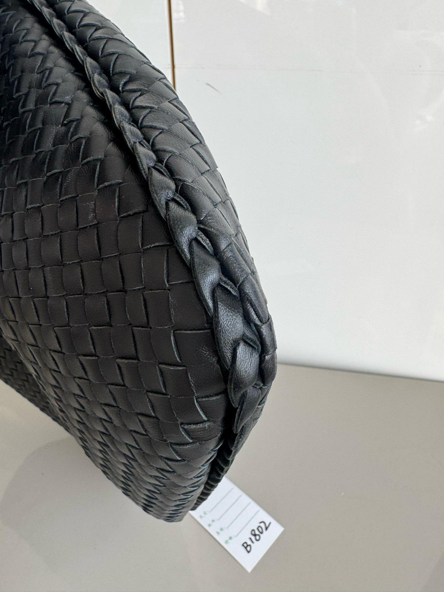 Bottega Veneta Intrecciato Hobo Bag Medium Black Leather 47cm Excellent état - En vente à AUBERVILLIERS, FR