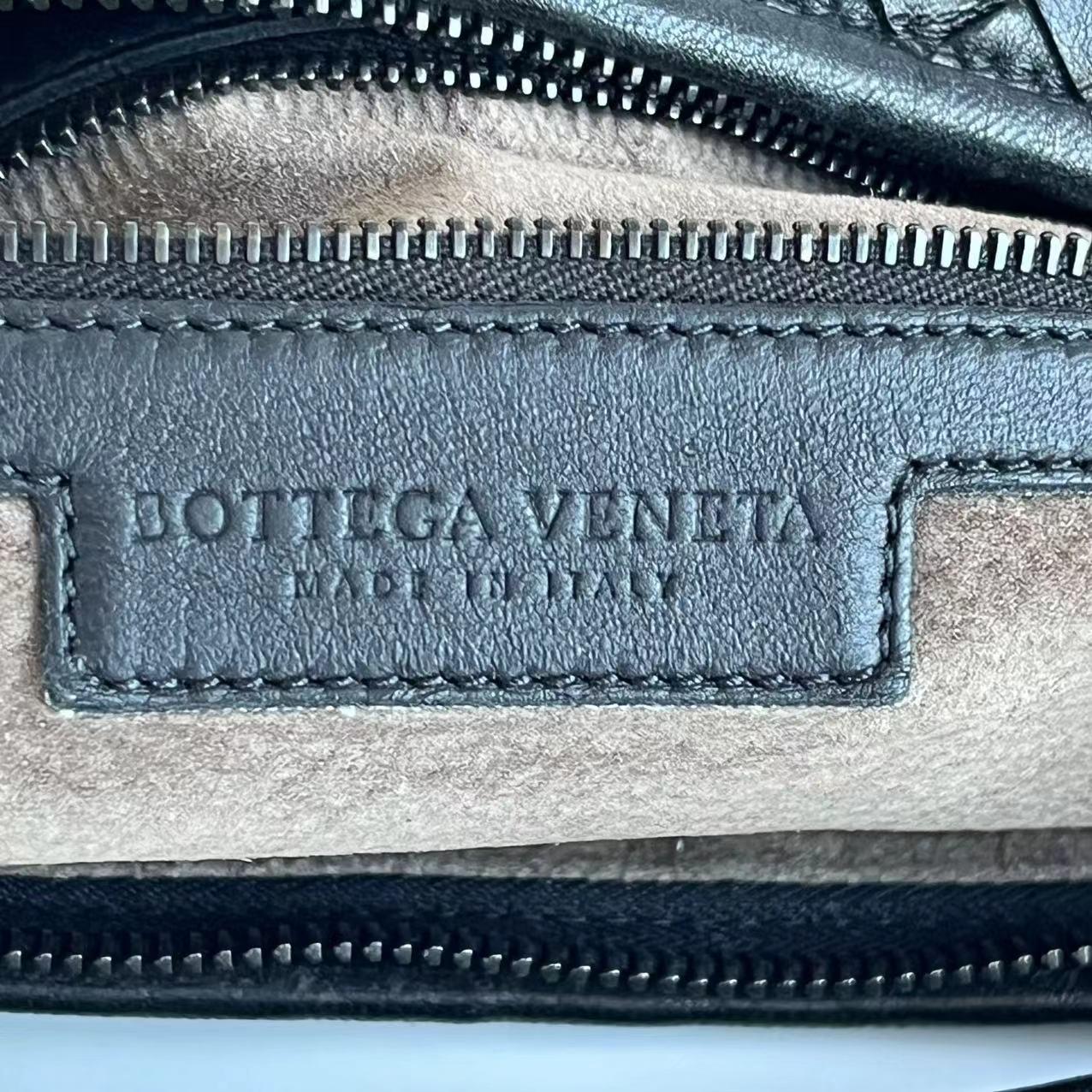 Women's Bottega Veneta Veneta Intrecciato Hobo Bag Medium Black Leather 47cm For Sale