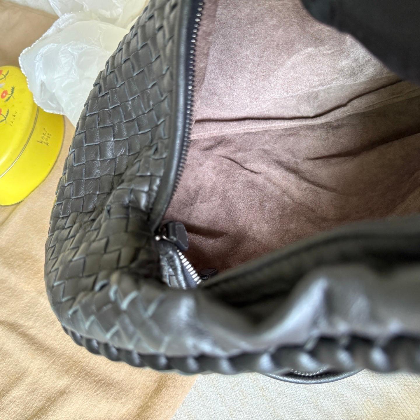Bottega Veneta Veneta Intrecciato Hobo Bag Medium Pelle Nera 47cm in vendita 1