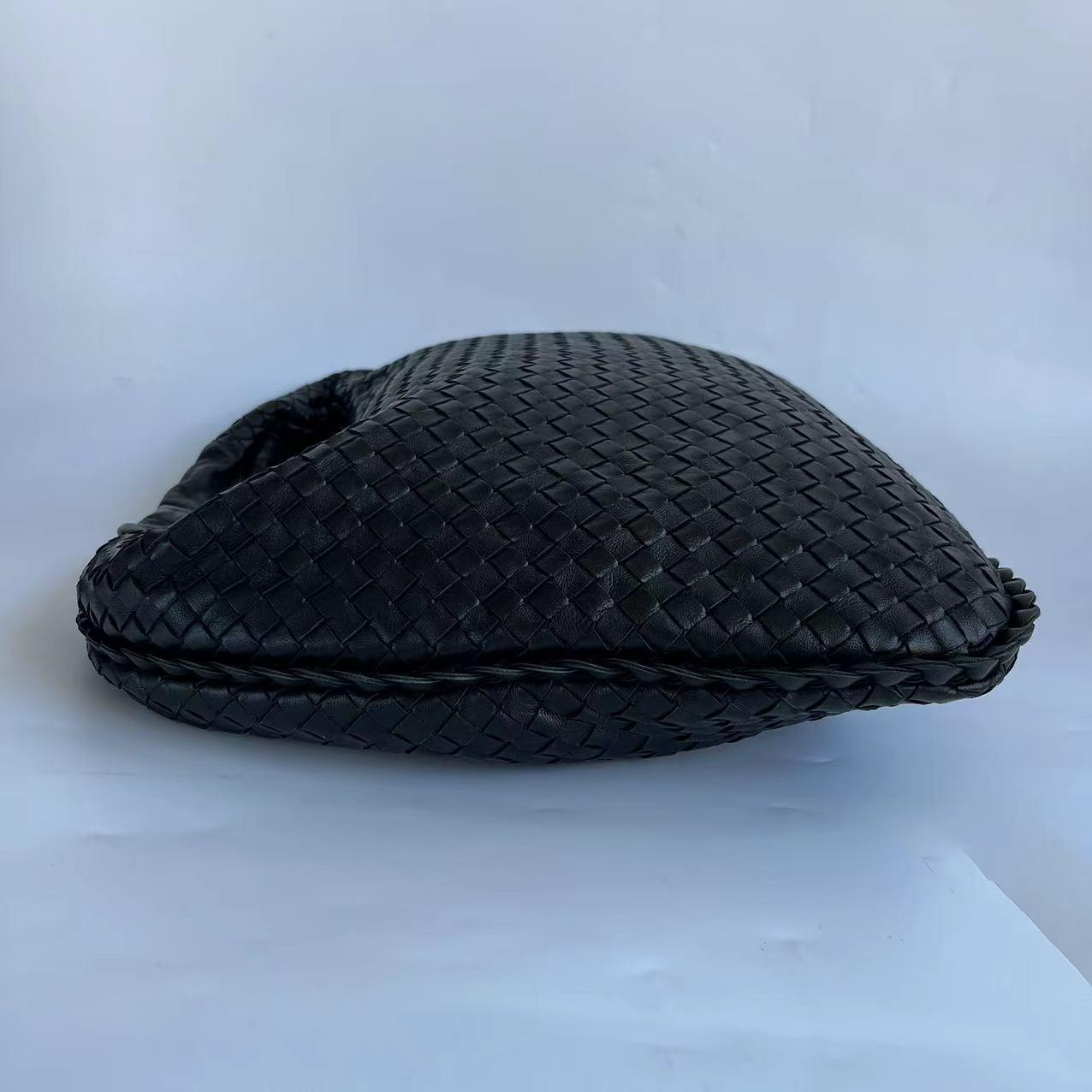 Bottega Veneta Veneta Intrecciato Hobo Bag Medium Black Leather 47cm For Sale 2