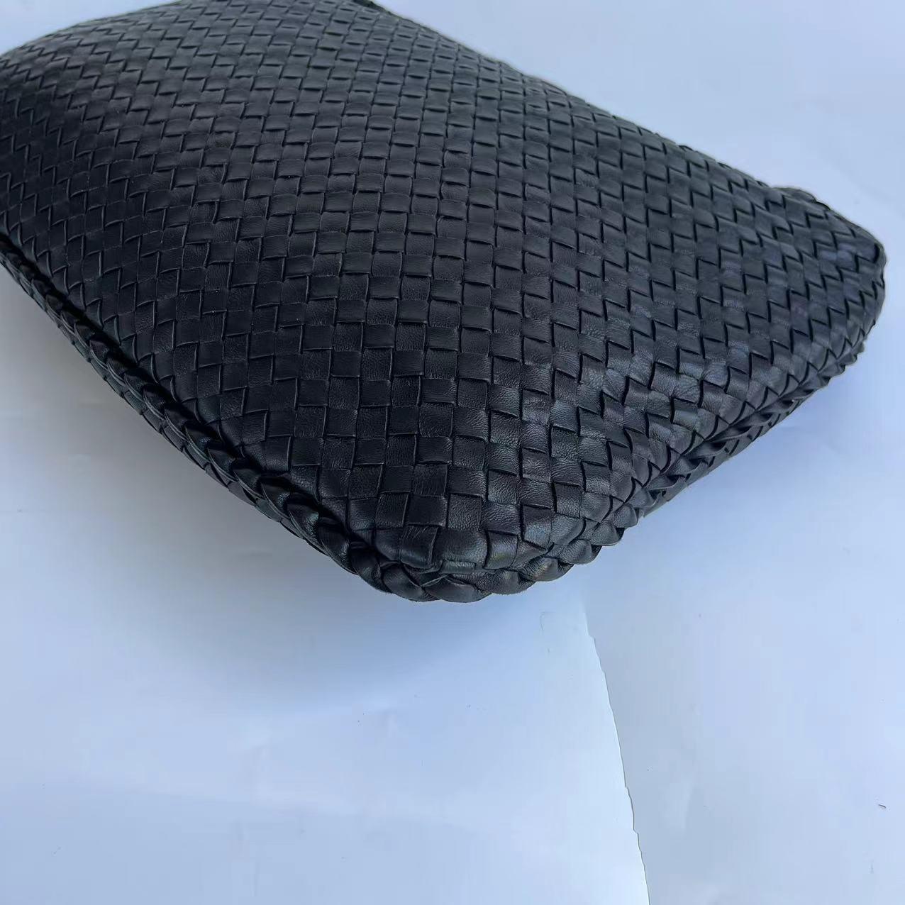 Bottega Veneta Veneta Intrecciato Hobo Bag Medium Black Leather 47cm For Sale 3