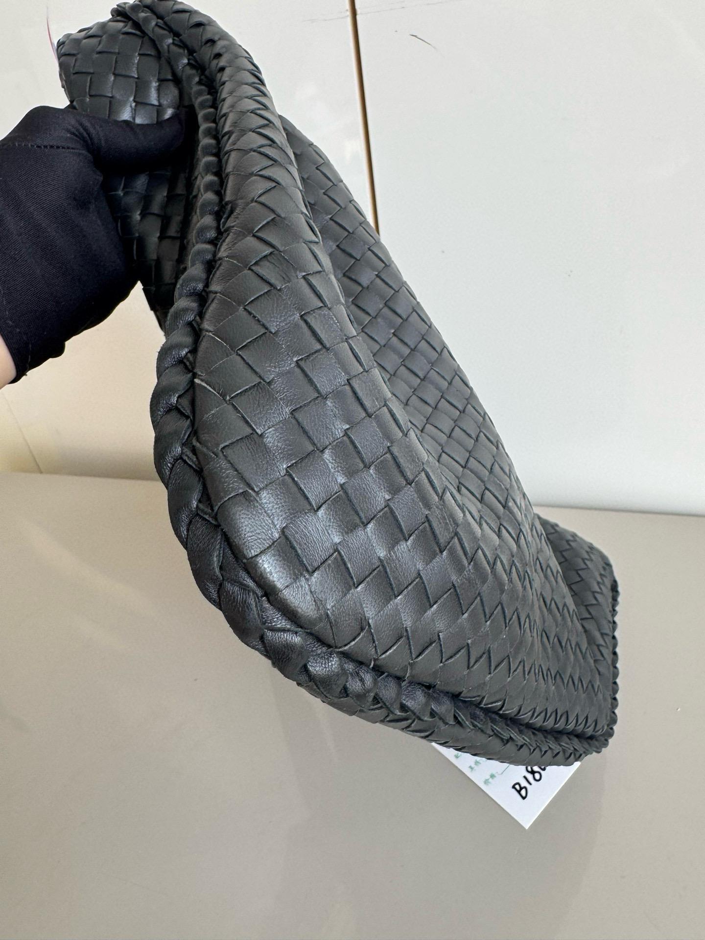 Bottega Veneta Intrecciato Hobo Bag Medium Black Leather 47cm en vente 3