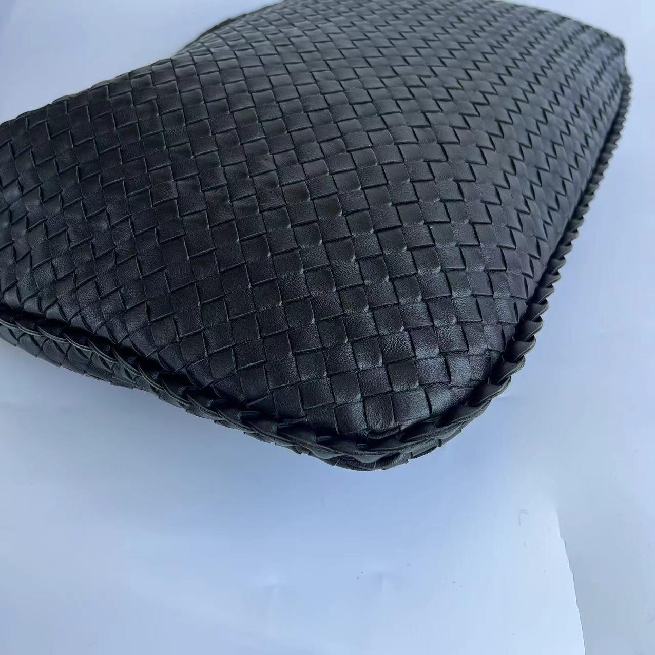Bottega Veneta Veneta Intrecciato Hobo Bag Medium Black Leather 47cm For Sale 4