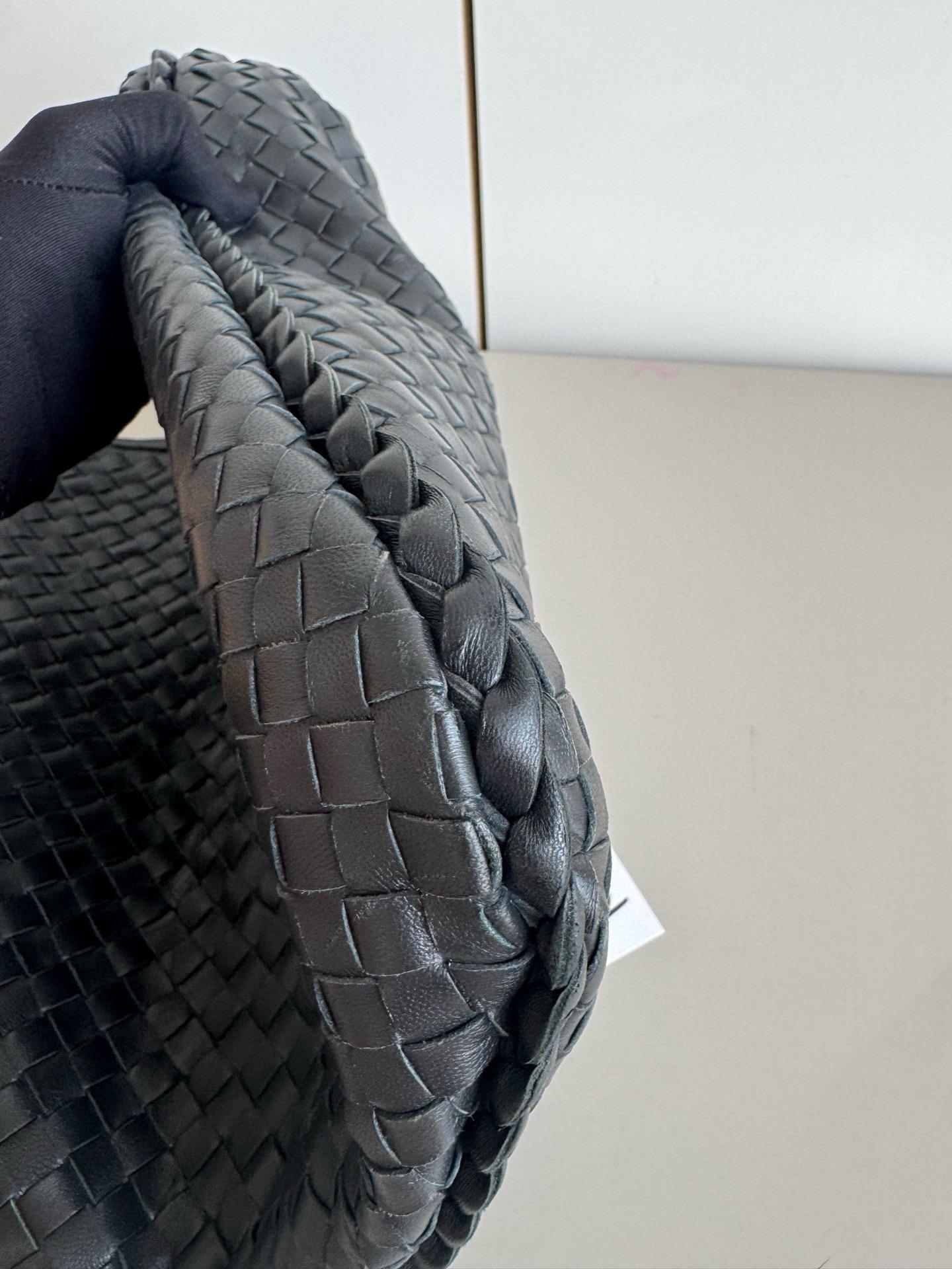 Bottega Veneta Intrecciato Hobo Bag Medium Black Leather 47cm en vente 4