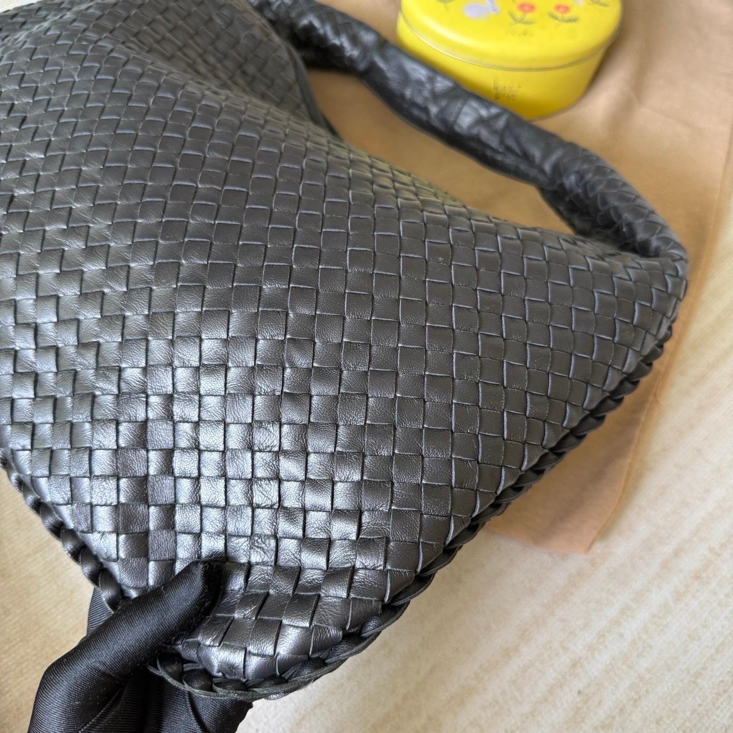 Bottega Veneta Veneta Intrecciato Hobo Bag Medium Pelle Nera 47cm in vendita 4