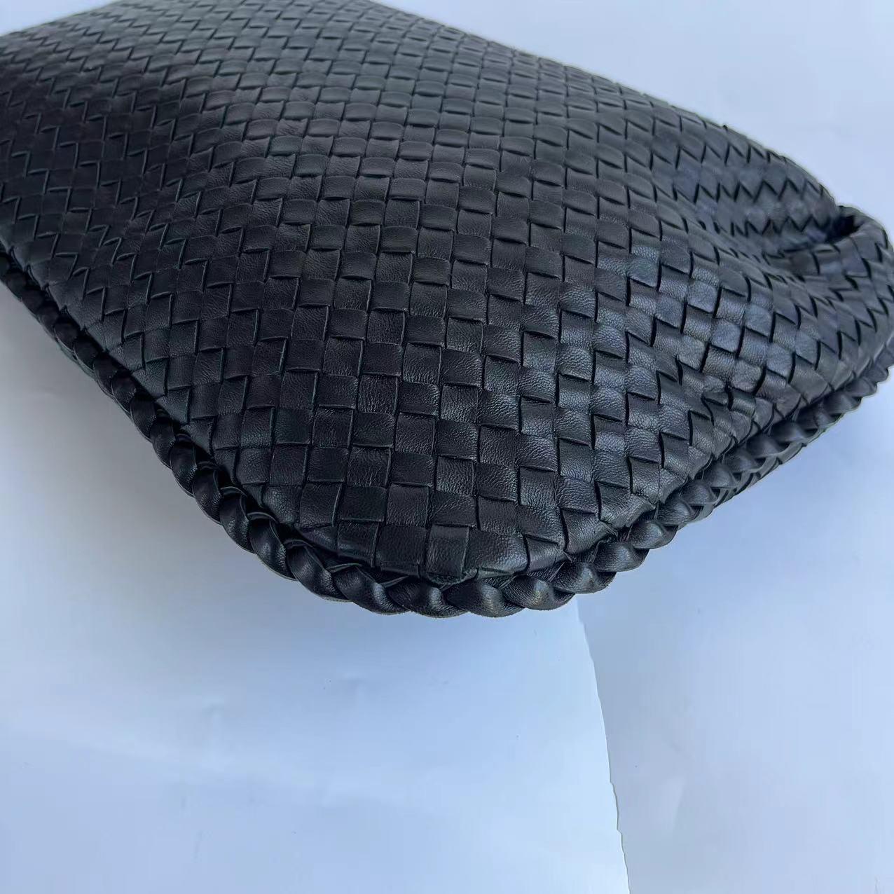 Bottega Veneta Veneta Intrecciato Hobo Bag Medium Black Leather 47cm For Sale 5