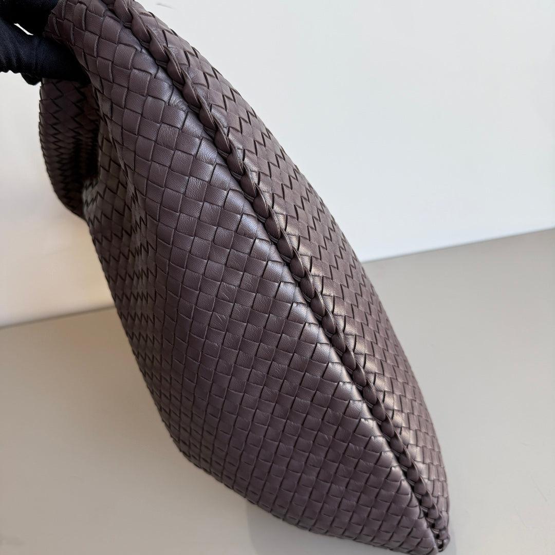 Bottega Veneta Veneta Intrecciato Hobo Large Dark Chocolate Brown leather 47cm In Excellent Condition In AUBERVILLIERS, FR