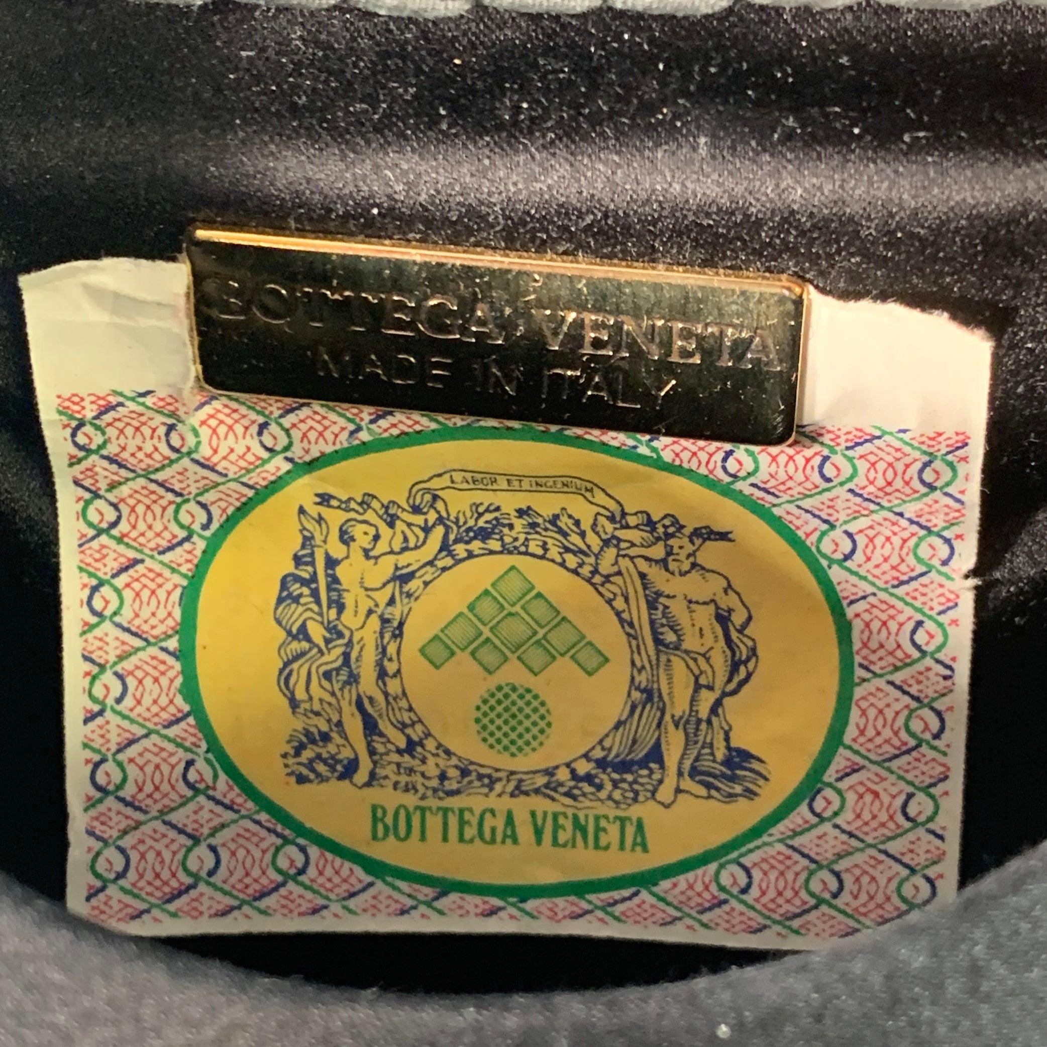 BOTTEGA VENETA Vintage 1990er Schwarz gewebt Intrecchiato Seide Mini Handtasche im Angebot 2