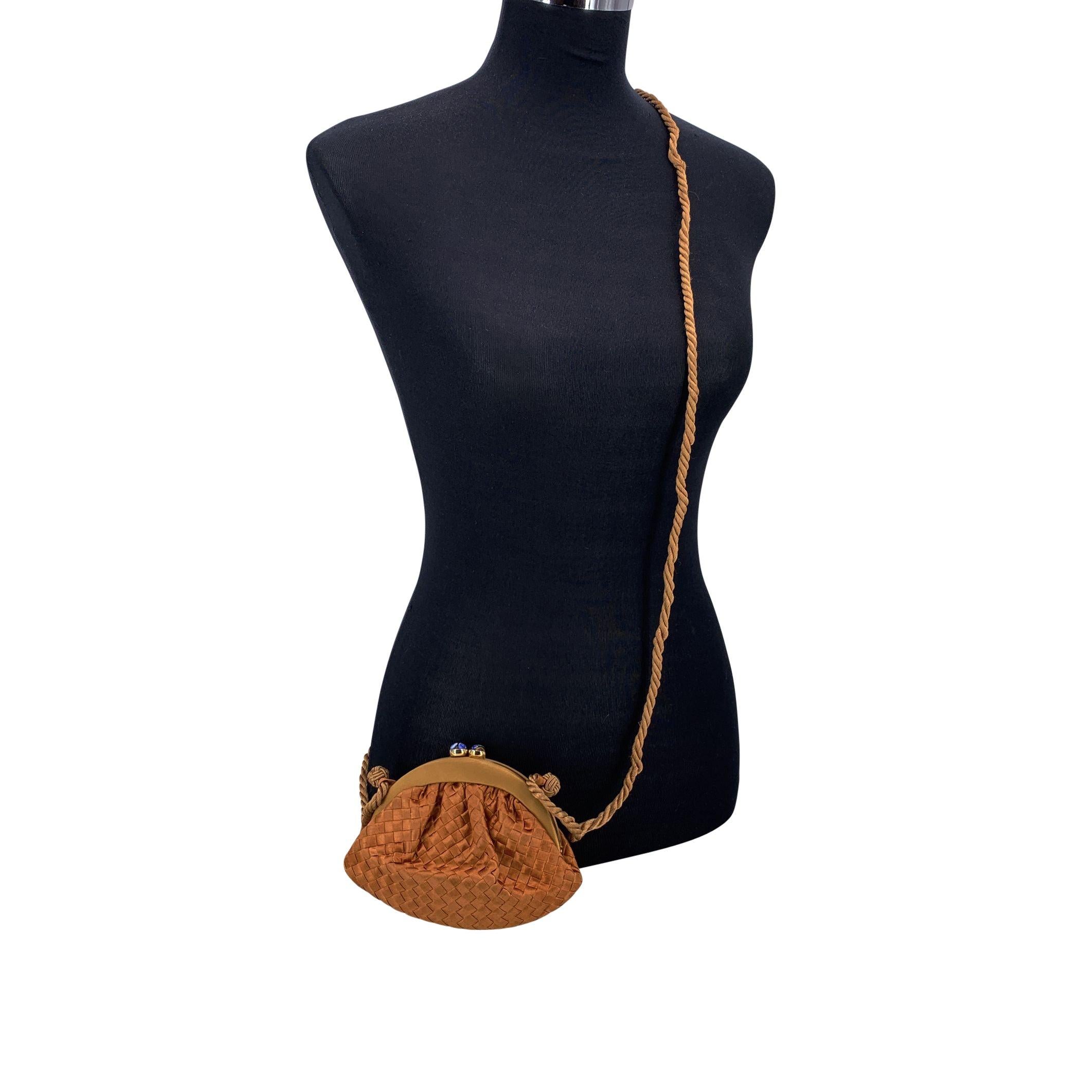 Mini sac crossbody Vintage Bottega Veneta en élégant satin tissé beige, mettant en valeur la technique intrecciato signature de la marque. Ce modèle encadré est doté d'une charmante fermeture à baiser en verre de Murrine et d'une doublure intérieure