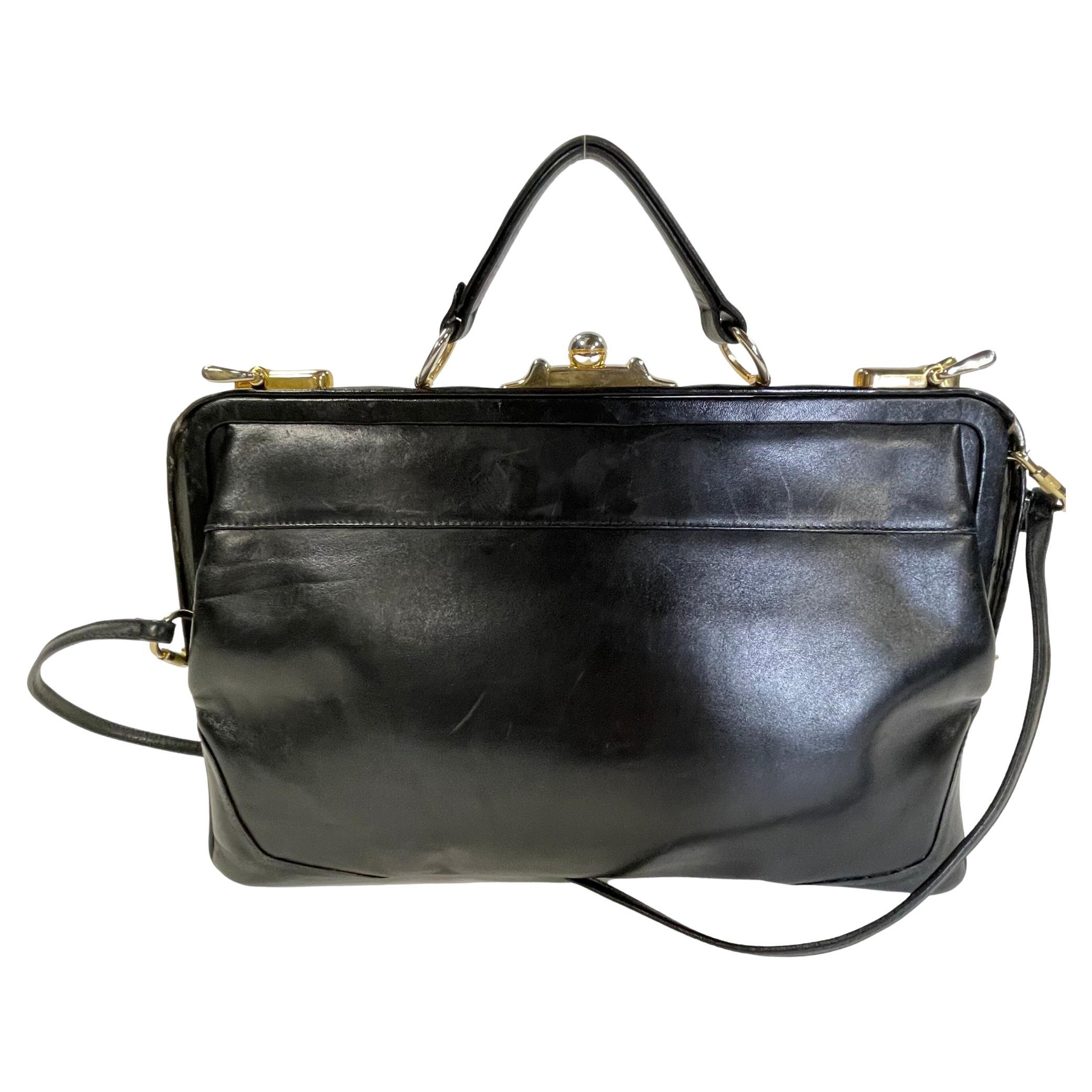 Color: Black
Material: Leather
Item Code: 495151
Measures: H 9” x L 14” x D 2”
Drop: 5”
Condition: Good. Many scratches and marks throughout.

Made in Italy