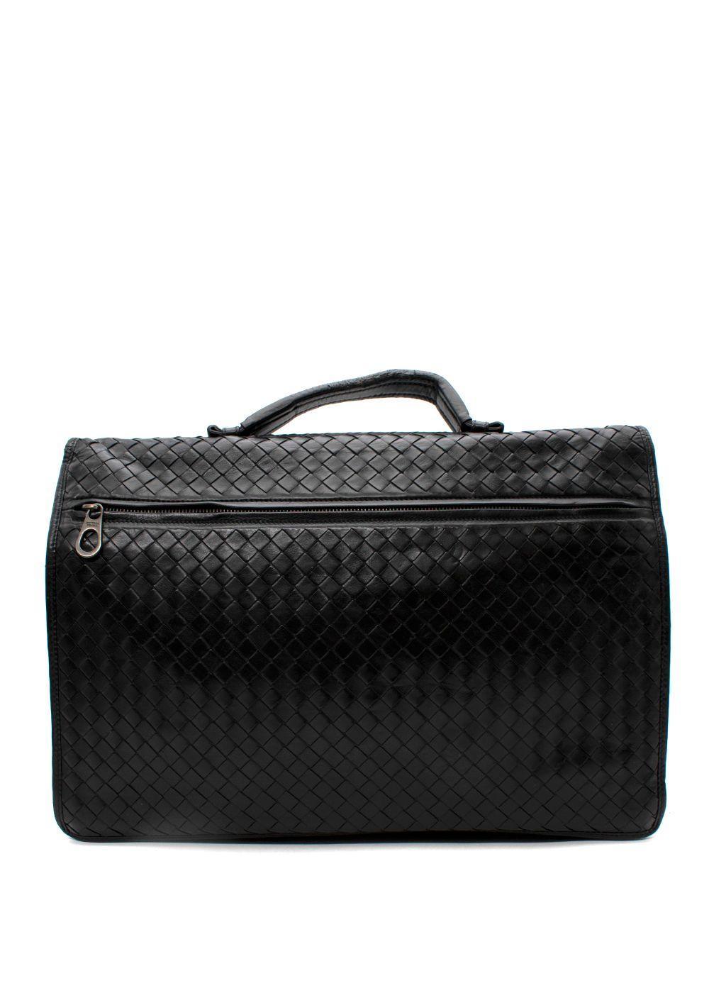 Bottega Veneta Bolso de negocios Vintage de piel negra Intrecciato

- Exterior de piel tejida Intrecciato de la firma
- Tres compartimentos interiores y un bolsillo trasero con cremallera
- Asa de transporte superior
- Cierre de