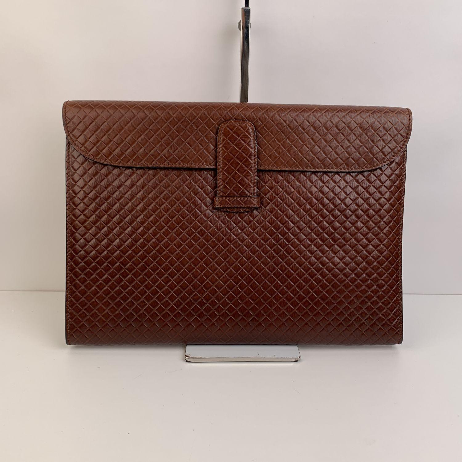 Bottega Veneta Vintage Tasche mit brauner Prägung. Sie wird mit einer Klappe geschlossen. Futter aus beigem Wildleder. 1 Seitentasche mit Reißverschluss innen. etikett 