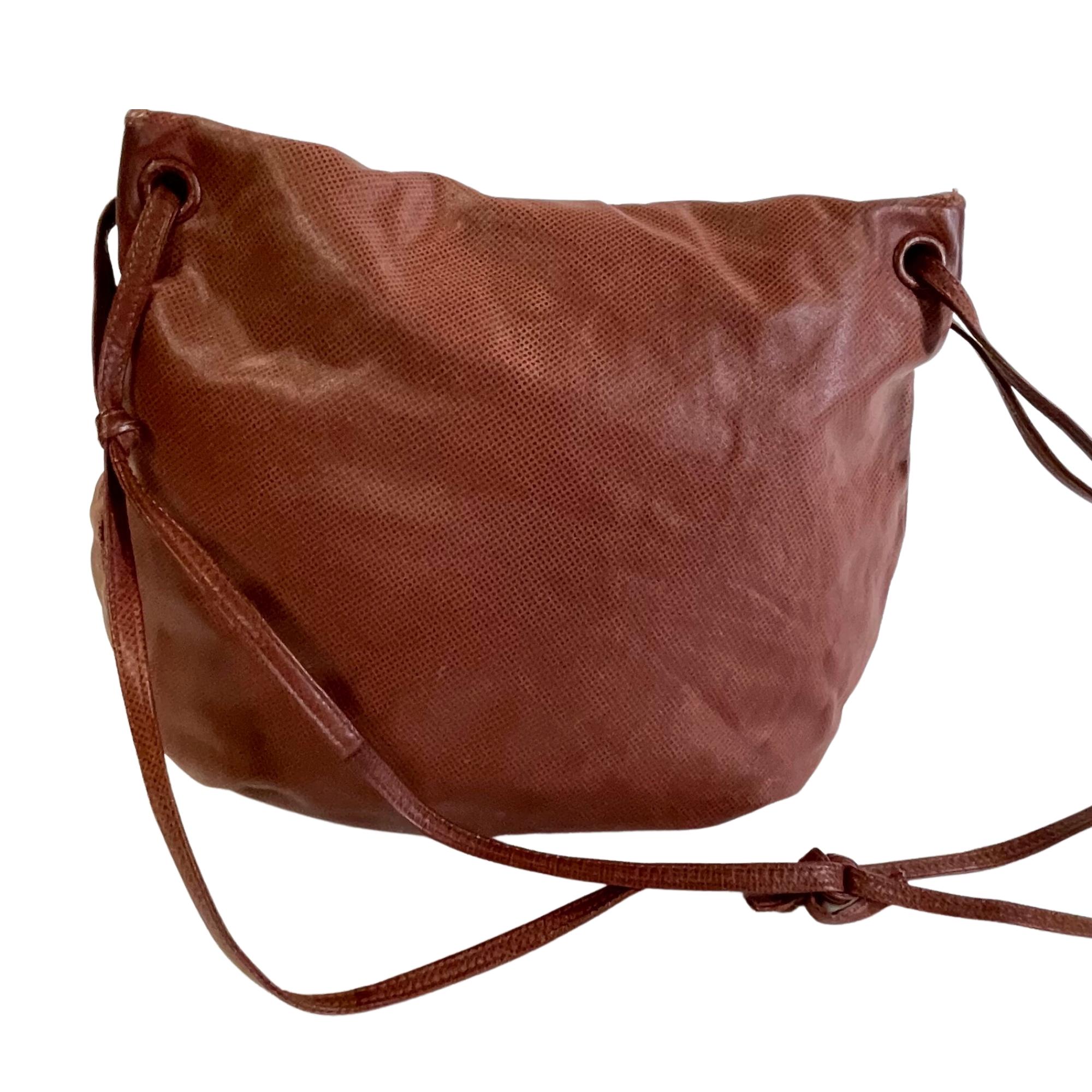 Bottega Veneta Vintage Brown Leather Saddle Shoulder Bag In Fair Condition For Sale In Montreal, Quebec