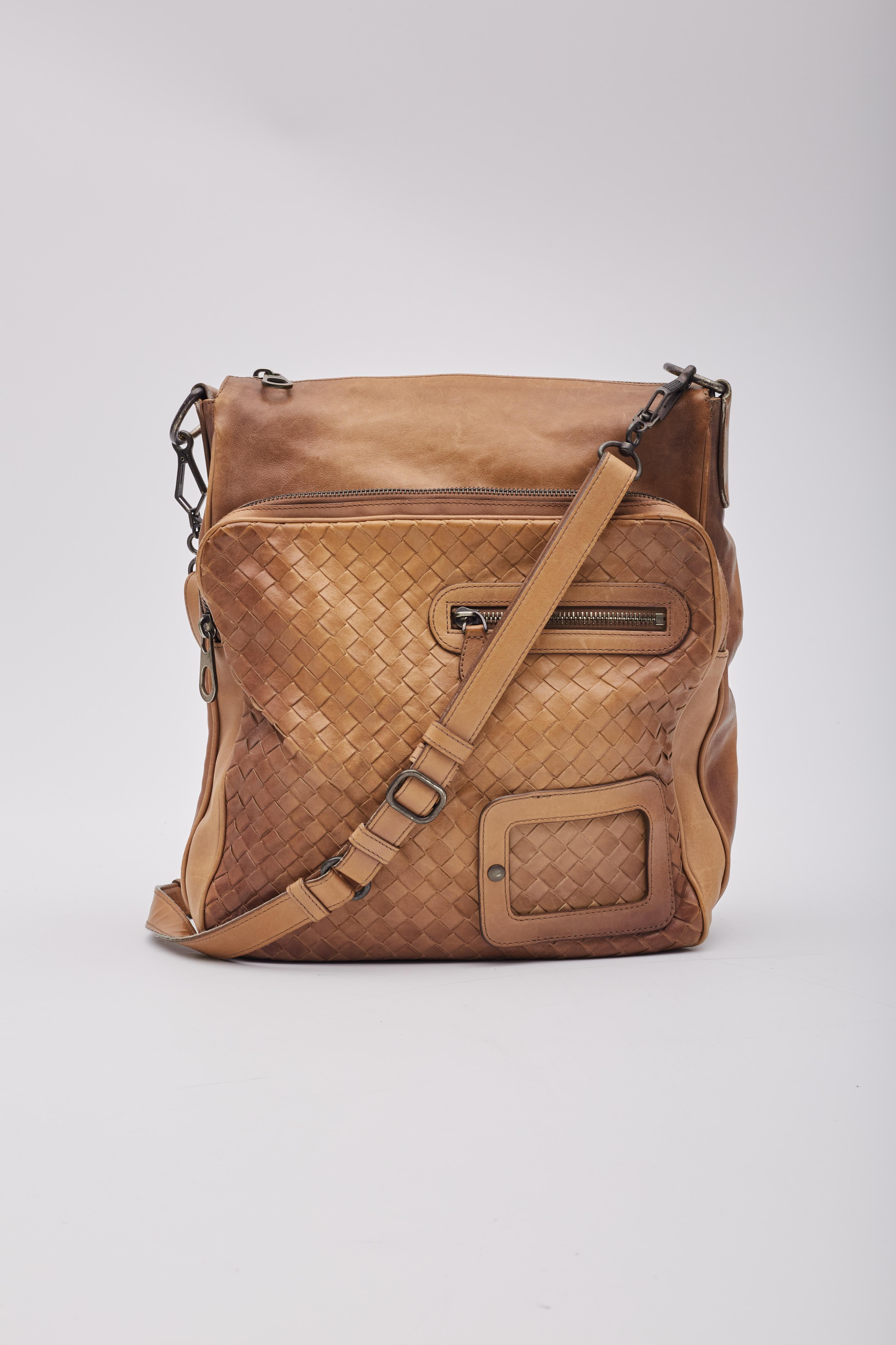 Bottega Veneta Vintage Caramel Leather Intrecciato Messenger Bag In Good Condition In Montreal, Quebec