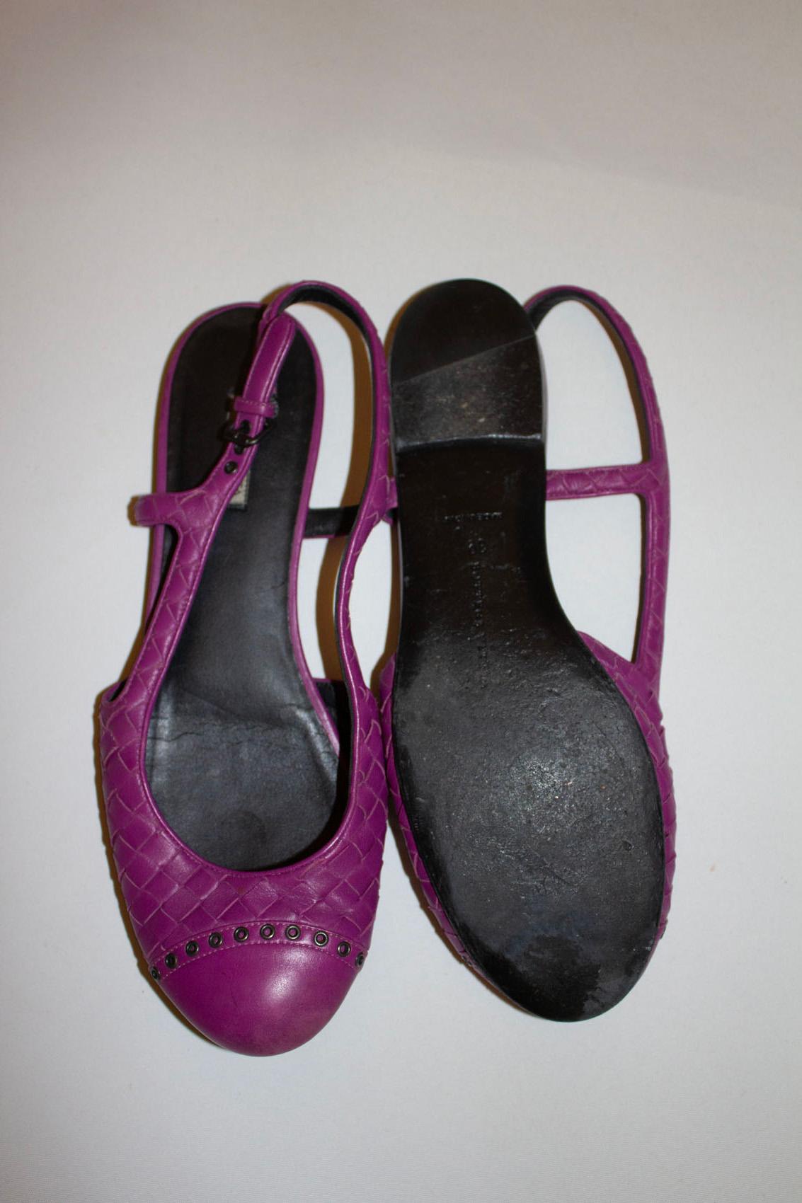 Une amusante paire de chaussures plates de Bottega Veneta.
Les chaussures sont dotées d'un devant tissé et d'une sangle arrière réglable. Elles sont fabriquées en Italie et dotées d'une semelle en cuir.  Taille 39 Hauteur du talon 1/2''