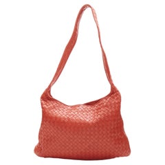 BOTTEGA VENETA Vintage Rote Intrecciato-Schultertasche aus geflochtenem Lammfell