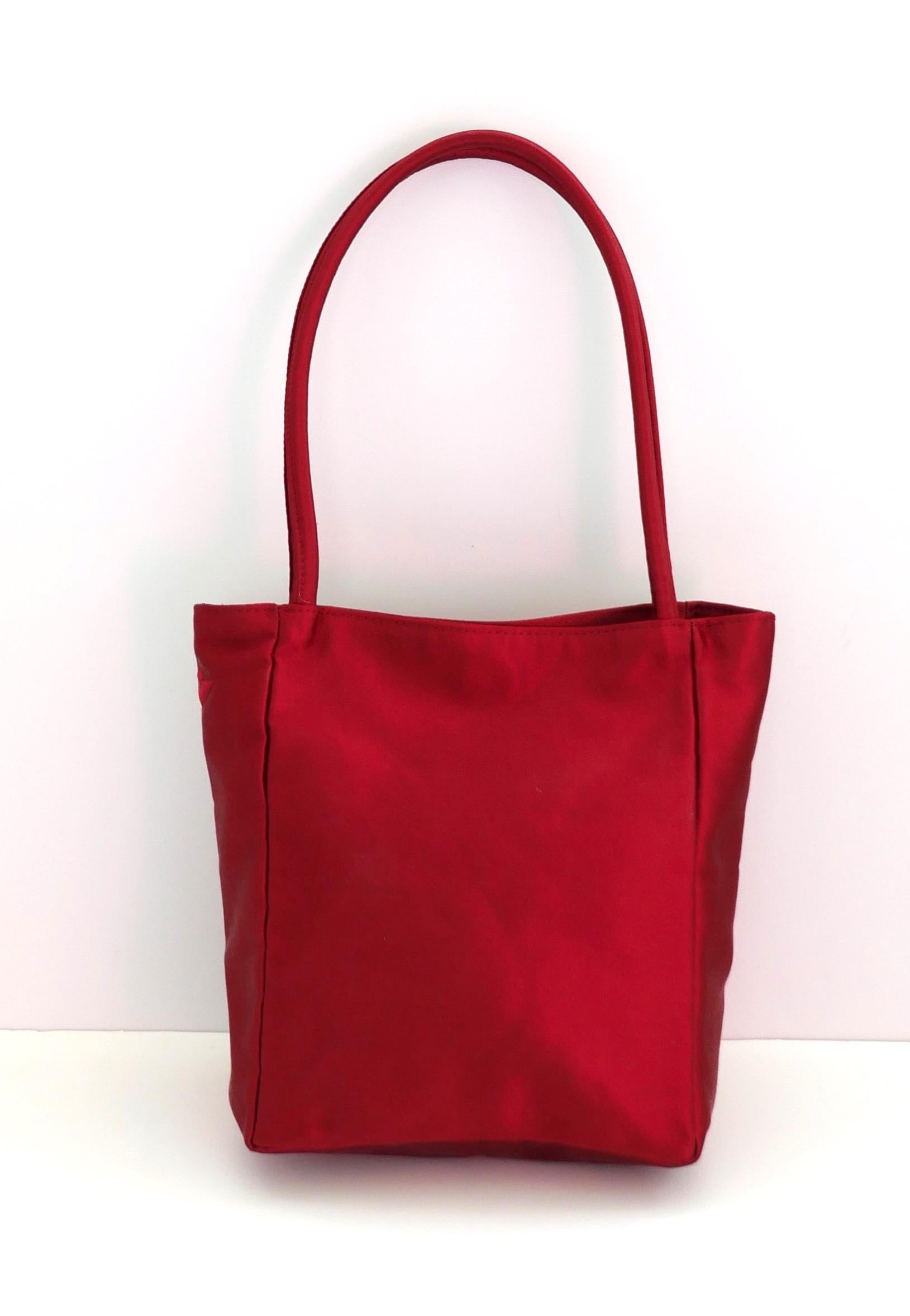 Bottega Veneta Vintage Red Satin 1990s Bag In Excellent Condition In London, GB