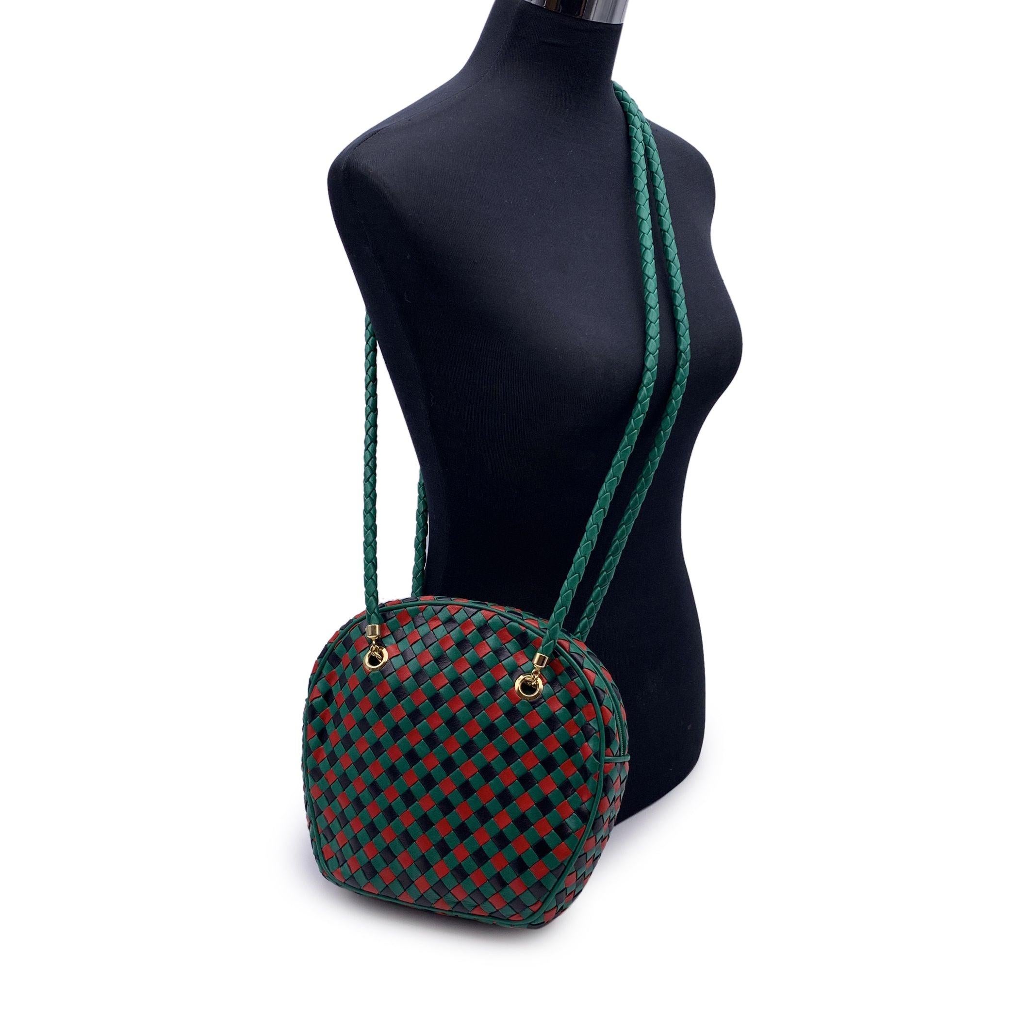 Raro bolso vintage Bottega Veneta de piel tejida en intrecciato rojo, verde y azul. Piel de napa tejida. Cierre superior de cremallera con tirador de cremallera con borla. Forro de ante beige. 1 bolsillo lateral con cremallera en el interior.