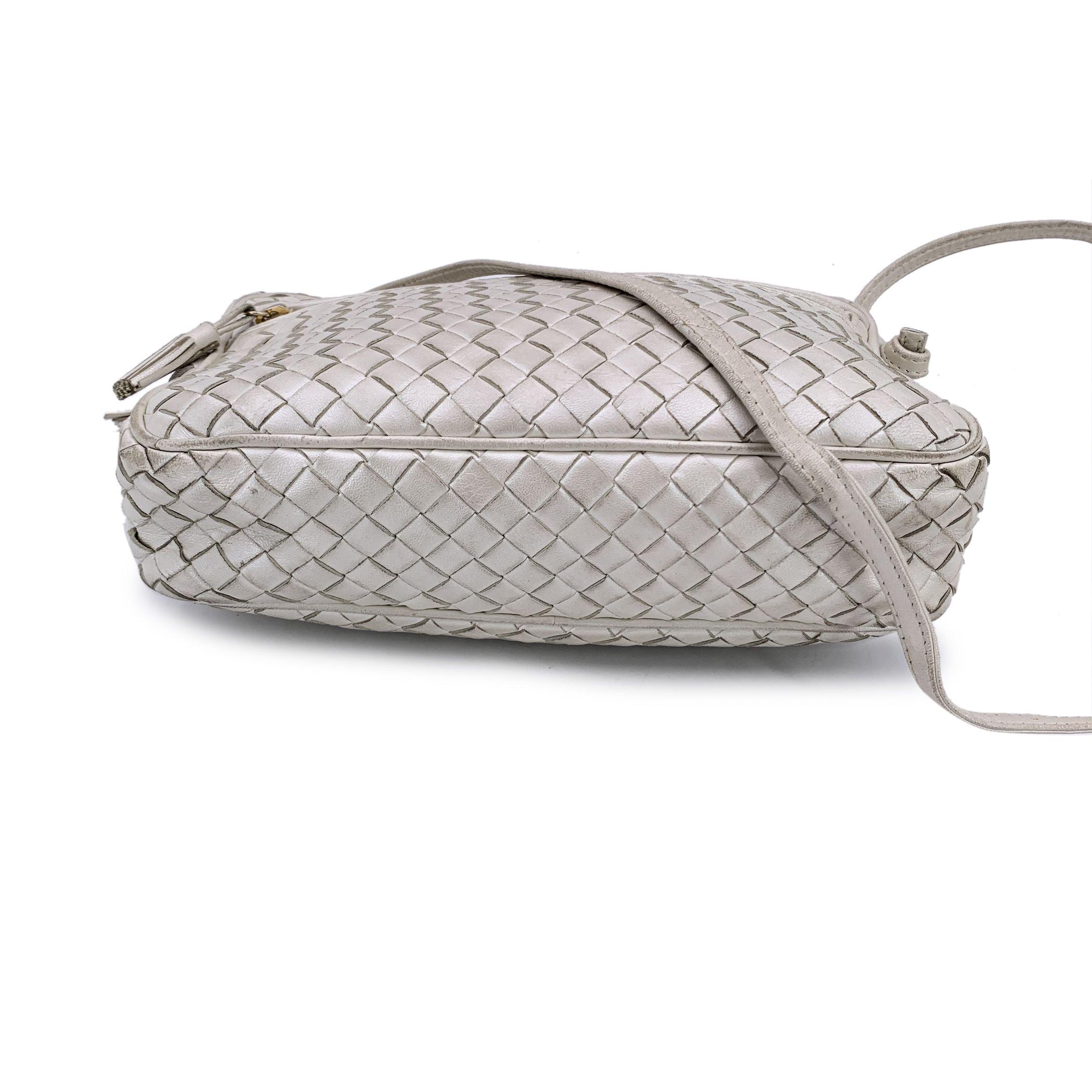 Bottega Veneta Vintage White Pearly Intrecciato Nodini Shoulder Bag In Good Condition In Rome, Rome