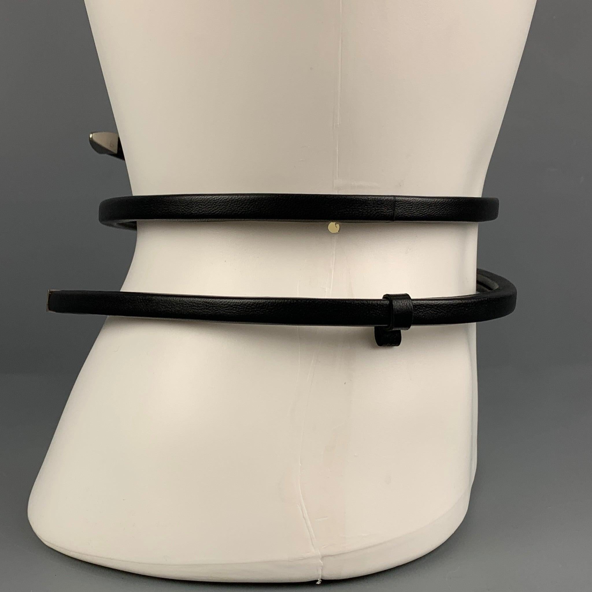 La ceinture 'Snake' de BOTTEGA VENETA est réalisée en cuir nappa enroulé et présente un design enveloppant ainsi que des embouts en argent sterling. Fabriquées en Italie.
Excellent
Etat d'occasion. 

Marqué :   Aucune taille n'est indiquée. Hauteur