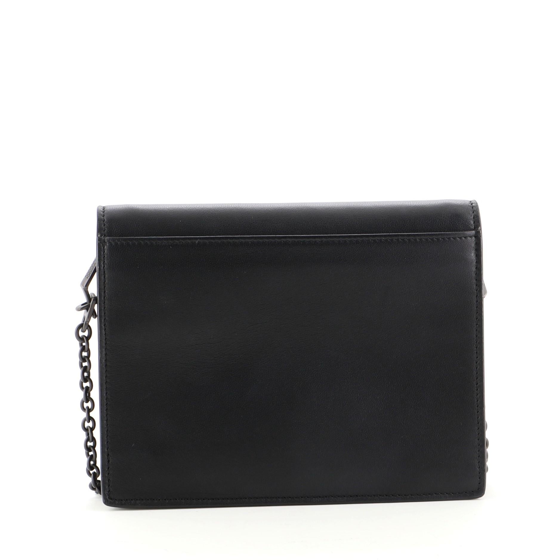 Portemonnaie von Bottega Veneta aus schwarzem Leder mit Kette und Perlenverzierung (Schwarz) im Angebot