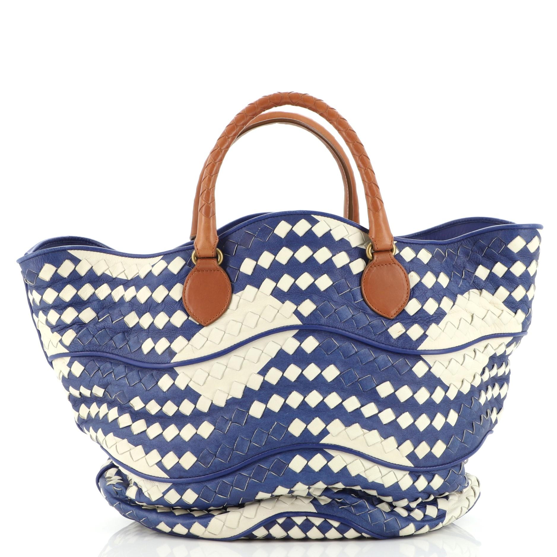 Bottega Veneta Wave Bucket Bag Intrecciato Nappa Medium In Good Condition In NY, NY