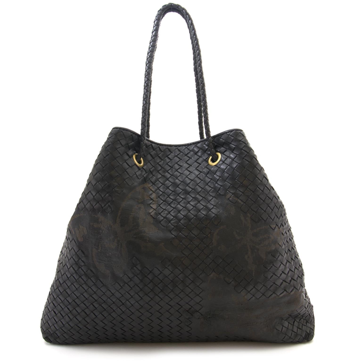 Very good condition

Bottega Veneta Waxed Leather Intrecciato Farfalle Drawstring Bag Nero Black

This stylish shoulder bag is crafted of waxed leather with embossed butterflies across the bag. The bag features woven leather shoulder straps, cinch