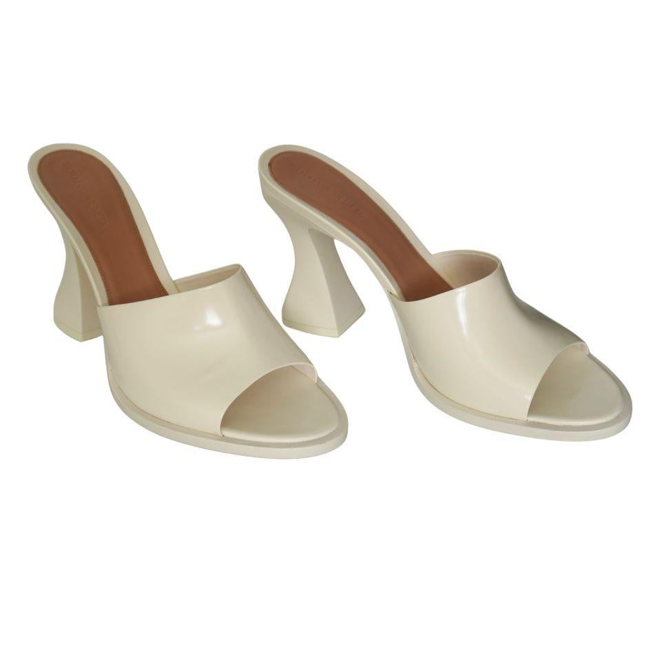 Blanc Bottega Veneta White Calfskin Cha Cha Heel Sandal 41 en vente