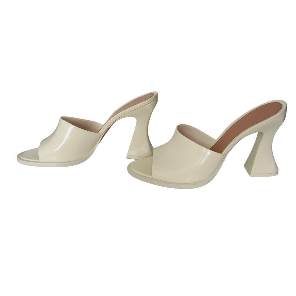 Bottega Veneta White Calfskin Cha Cha Heel Sandal 41 en vente 2
