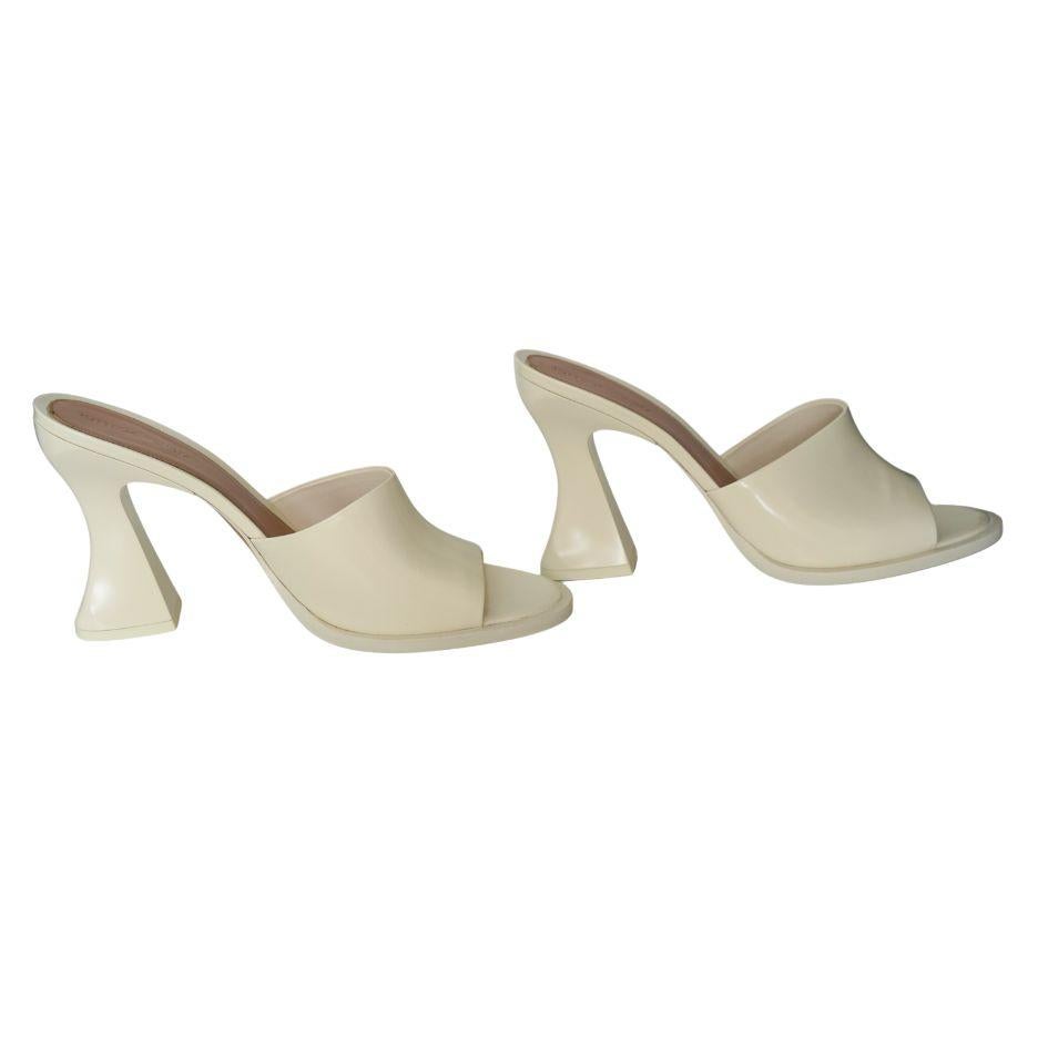 Bottega Veneta White Calfskin Cha Cha Heel Sandal 41 en vente 3