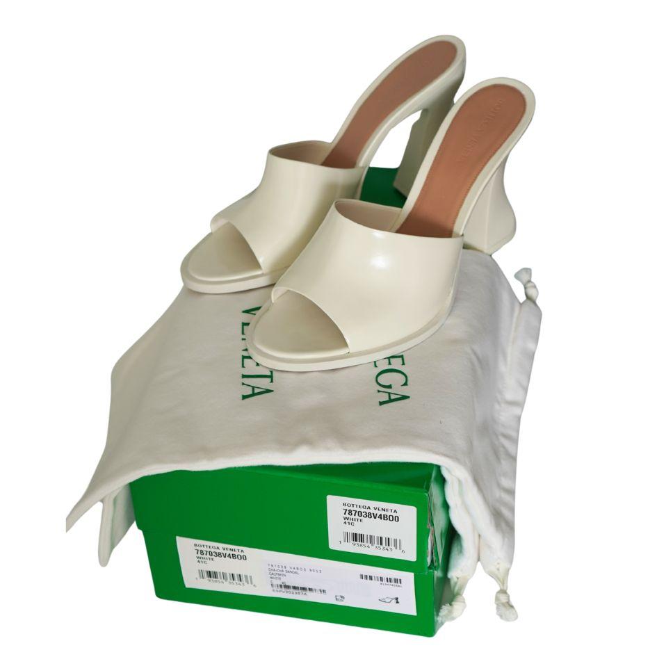 Bottega Veneta White Calfskin Cha Cha Heel Sandal 41 en vente 4