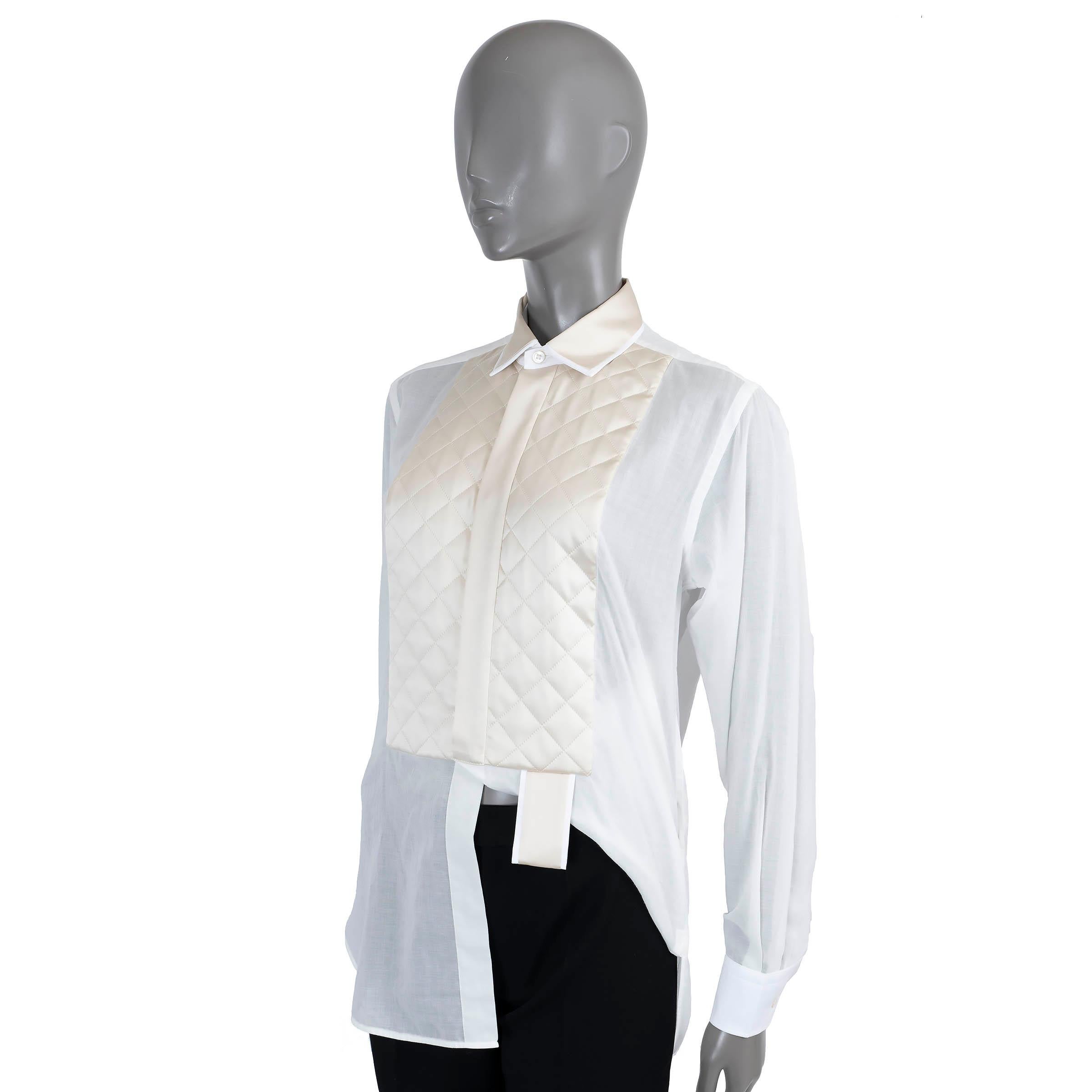 Camisa semitransparente 100% auténtica Bottega Veneta de algodón blanco (100%). Presenta un plastrón de satén de seda acolchado, cuello y detalle de lengüeta en color champán. Se cierra con botones ocultos en la parte delantera. Sin forro. Se ha