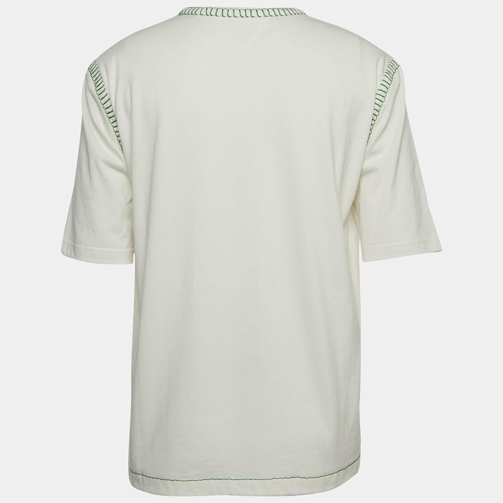 Get the comfort and the right casual style with this designer T-shirt. Designed to be reliable and durable, the creation has a simple neckline and signature detailing. 