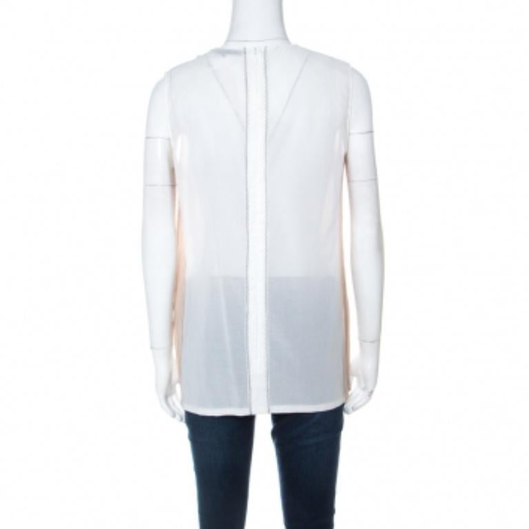 This Bottega Veneta top is the impeccable example of new-fashioned designs combined with classic style. This white top is an absolute stunner that pairs well with any outfit variation you are looking for. Enhanced with a superb design, this