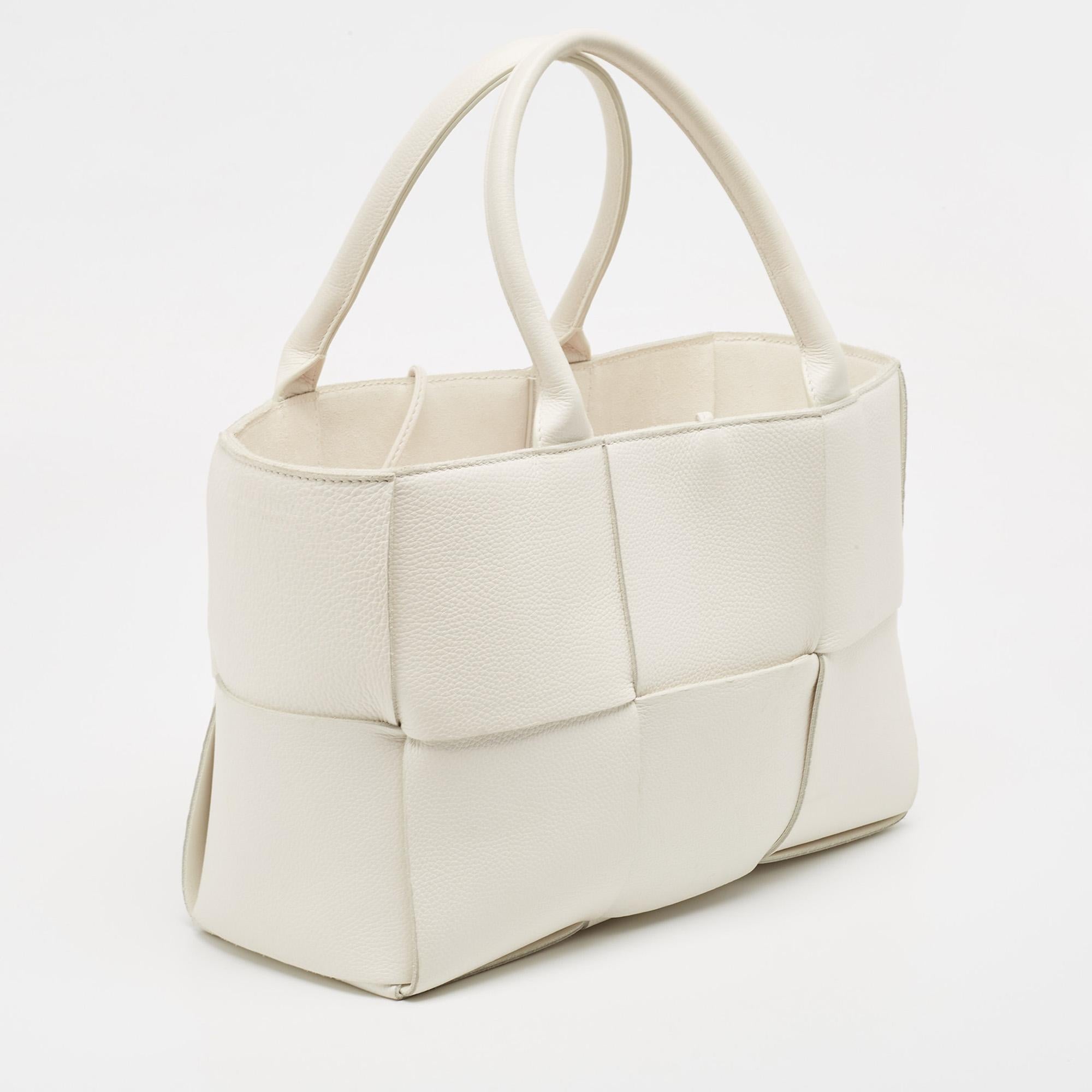 Bottega Veneta White Intrecciato Leather Arco Tote In Good Condition For Sale In Dubai, Al Qouz 2