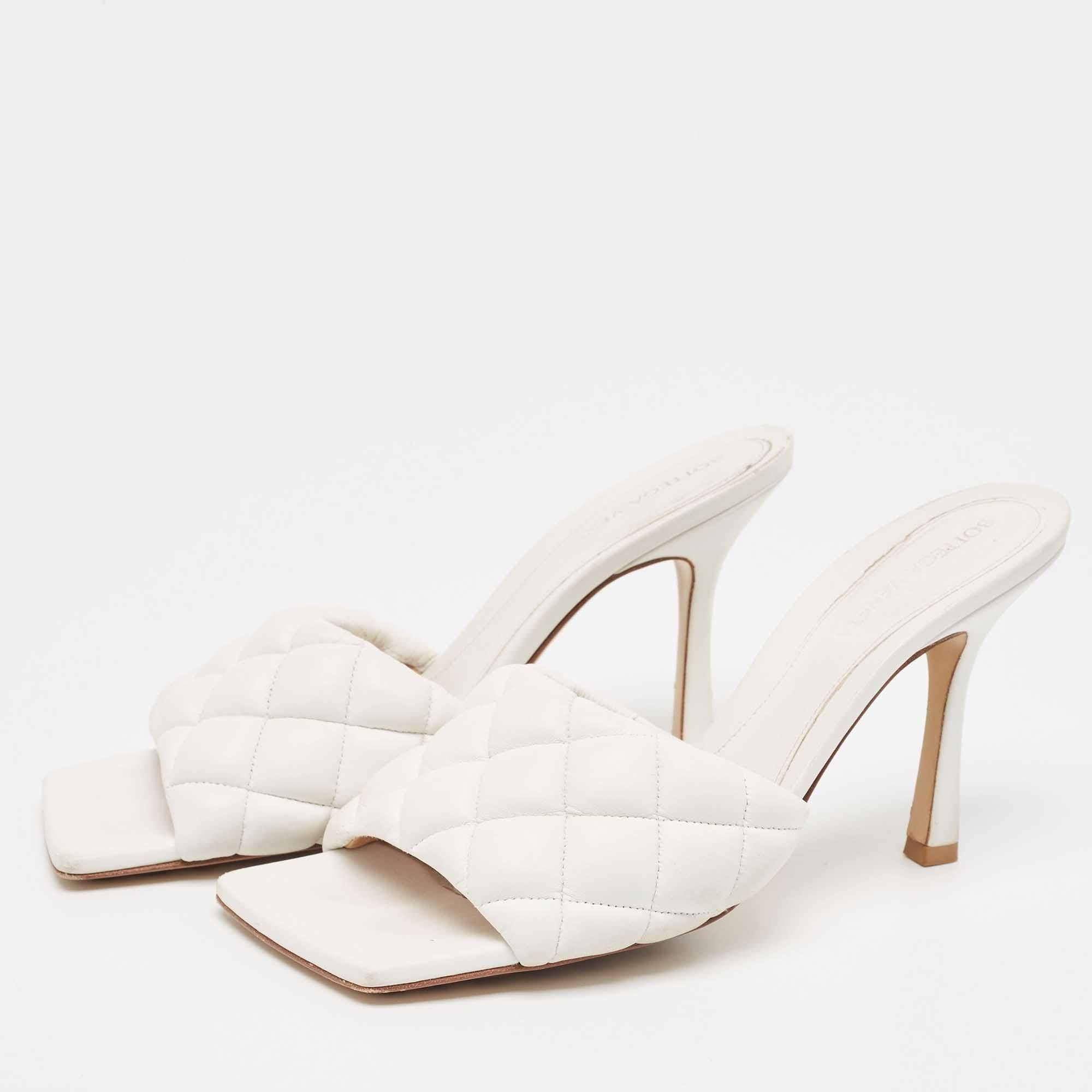 Bottega Veneta White Intrecciato Leather Lido Slide Sandals Size 38 (Sandales en cuir Intrecciato) Bon état - En vente à Dubai, Al Qouz 2