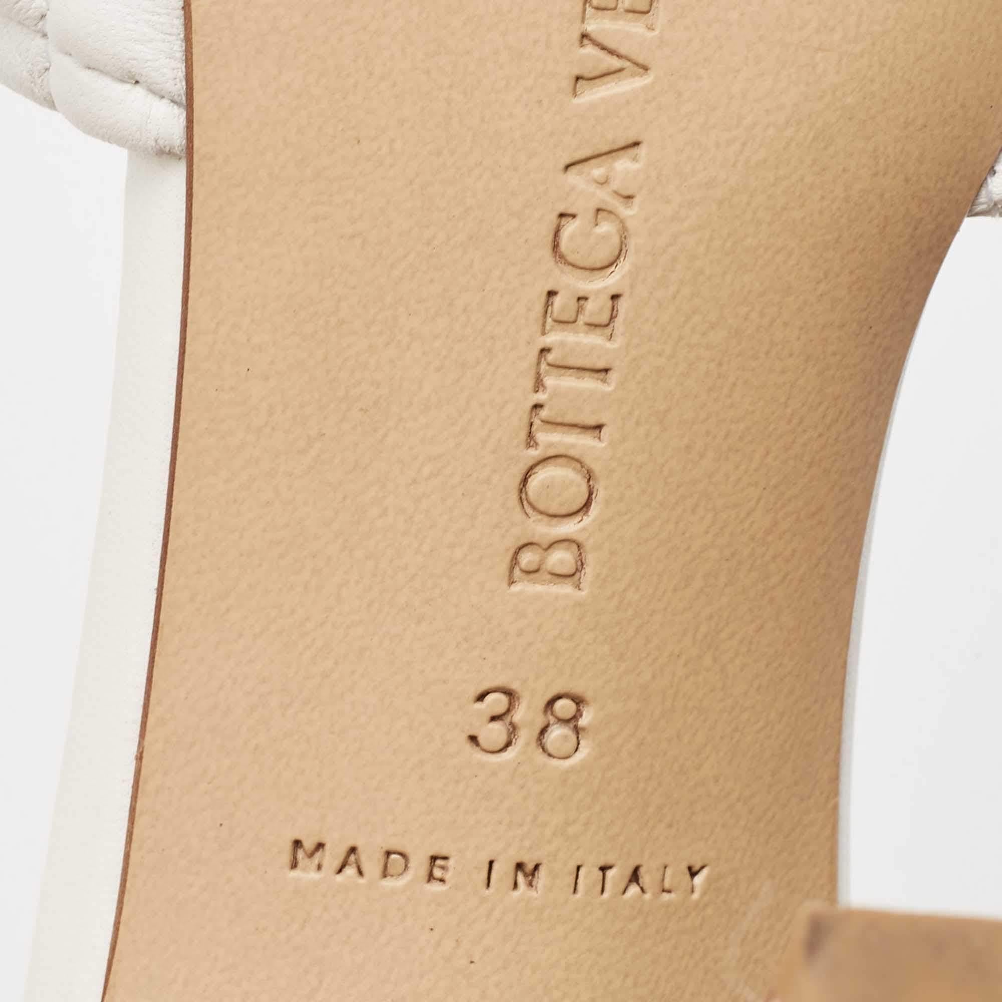 Bottega Veneta White Intrecciato Leather Lido Slide Sandals Size 38 (Sandales en cuir Intrecciato) en vente 4