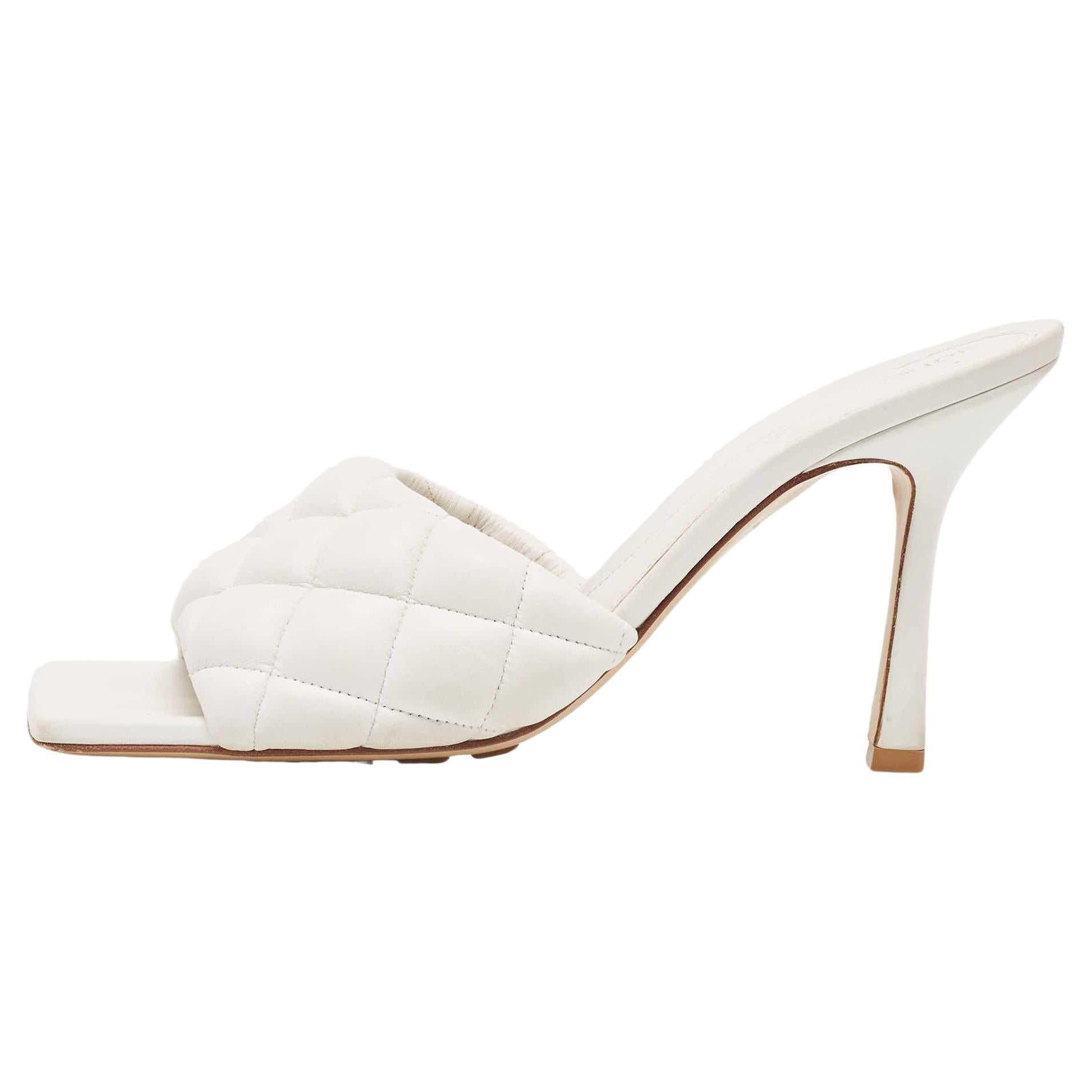 Bottega Veneta White Intrecciato Leather Lido Slide Sandals Size 38 (Sandales en cuir Intrecciato) en vente
