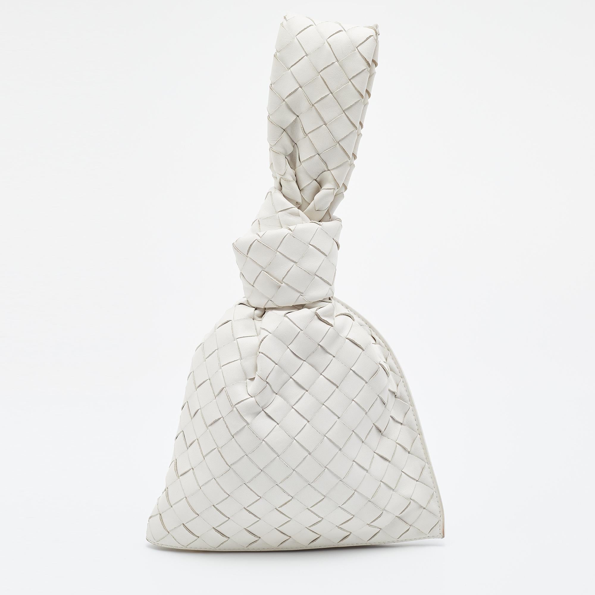 This leather mini bag from Bottega Veneta has the house's signature Intrecciato weaving technique which gives a seamless silhouette and lends a chic look. It has an interior that is well-sized to hold all your essentials. The white bag suspends from