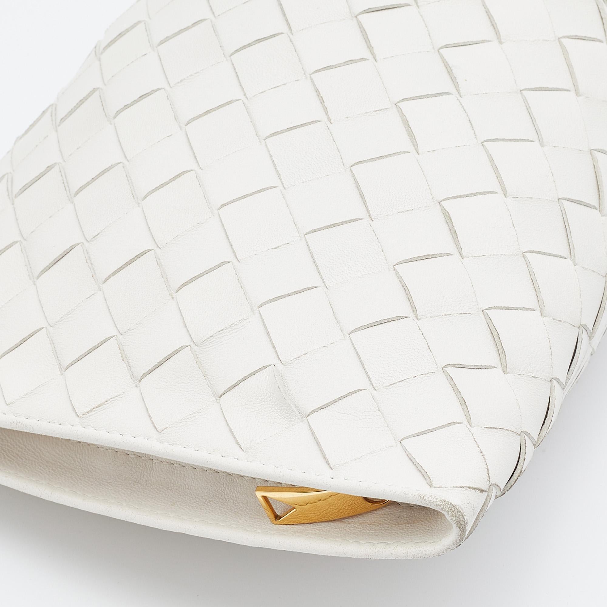Bottega Veneta White Intrecciato Leather Mini Twist Bag In Good Condition In Dubai, Al Qouz 2