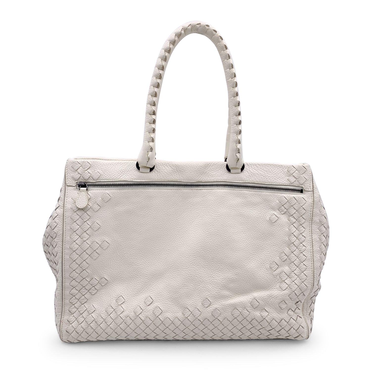 Bottega Veneta White leather tote bag with intrecciato parts. Magnetic button closure on top. 2 exterior zip pockets. Suede lining shoulder bag. Magnetic button closure. Beige suede lining. 2 side zip pockets inside. 'Bottega Veneta - Made in Italy'