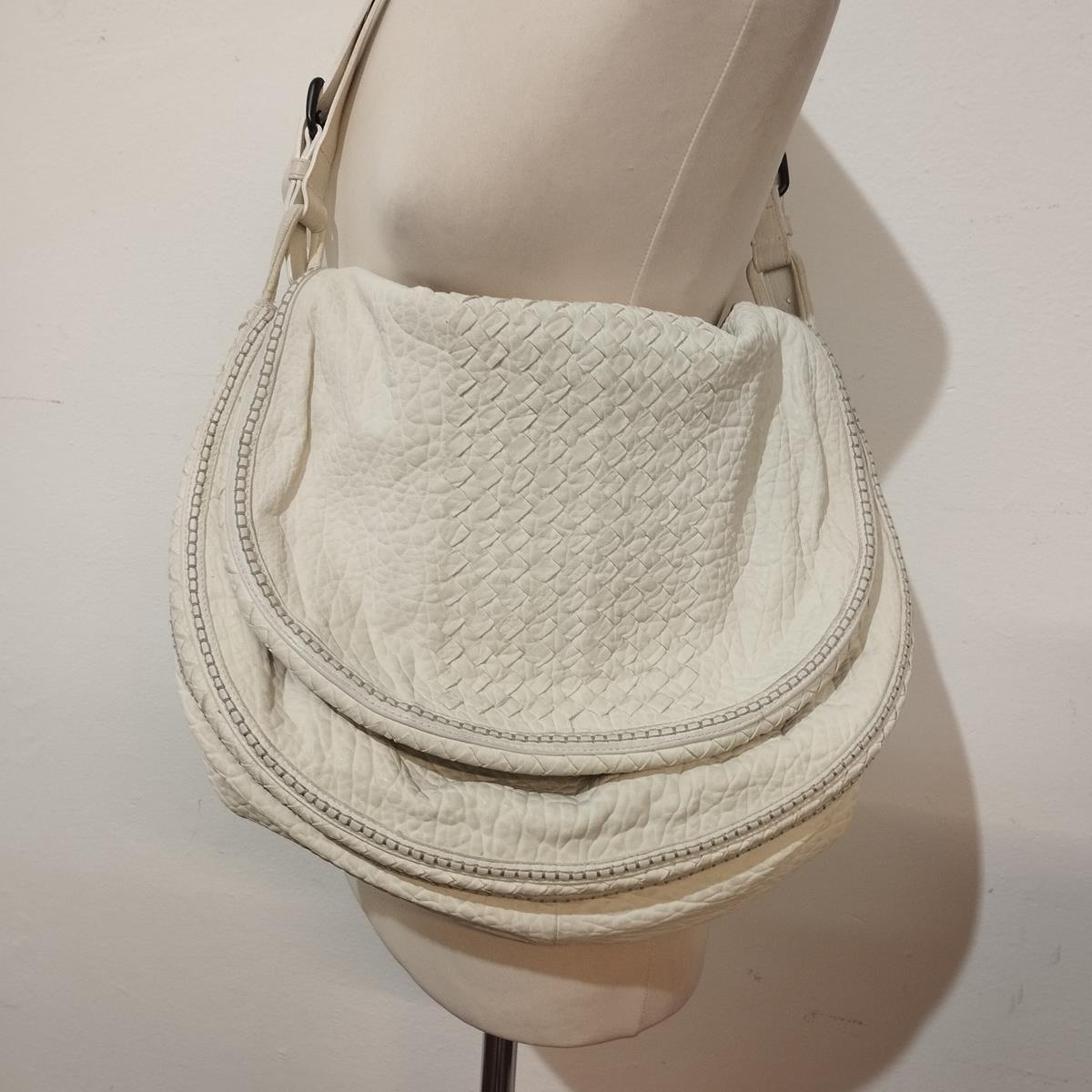 Beautiful  Bottega Veneta bag, Icon and symbol of understated luxury
Intrecciato leather tote
White color
Single handle
Can be carried on shoulder 
Internal zip pocket and phone holder
Grey suede internal
Cm 42 x 32 (16,5 x 12,5 inches) 
With