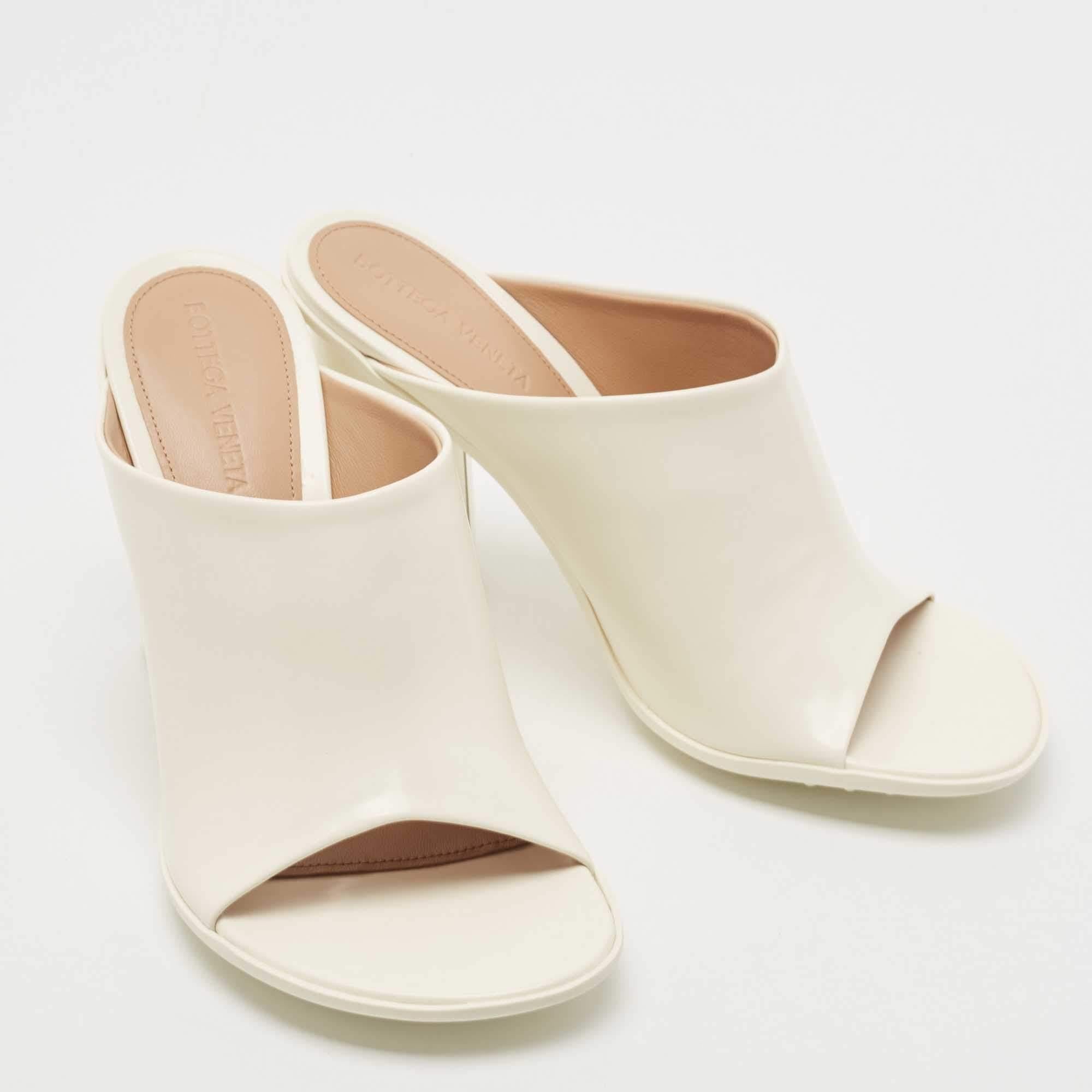 Bottega Veneta White Leather Atomic Slide Sandals Size 38 In New Condition In Dubai, Al Qouz 2