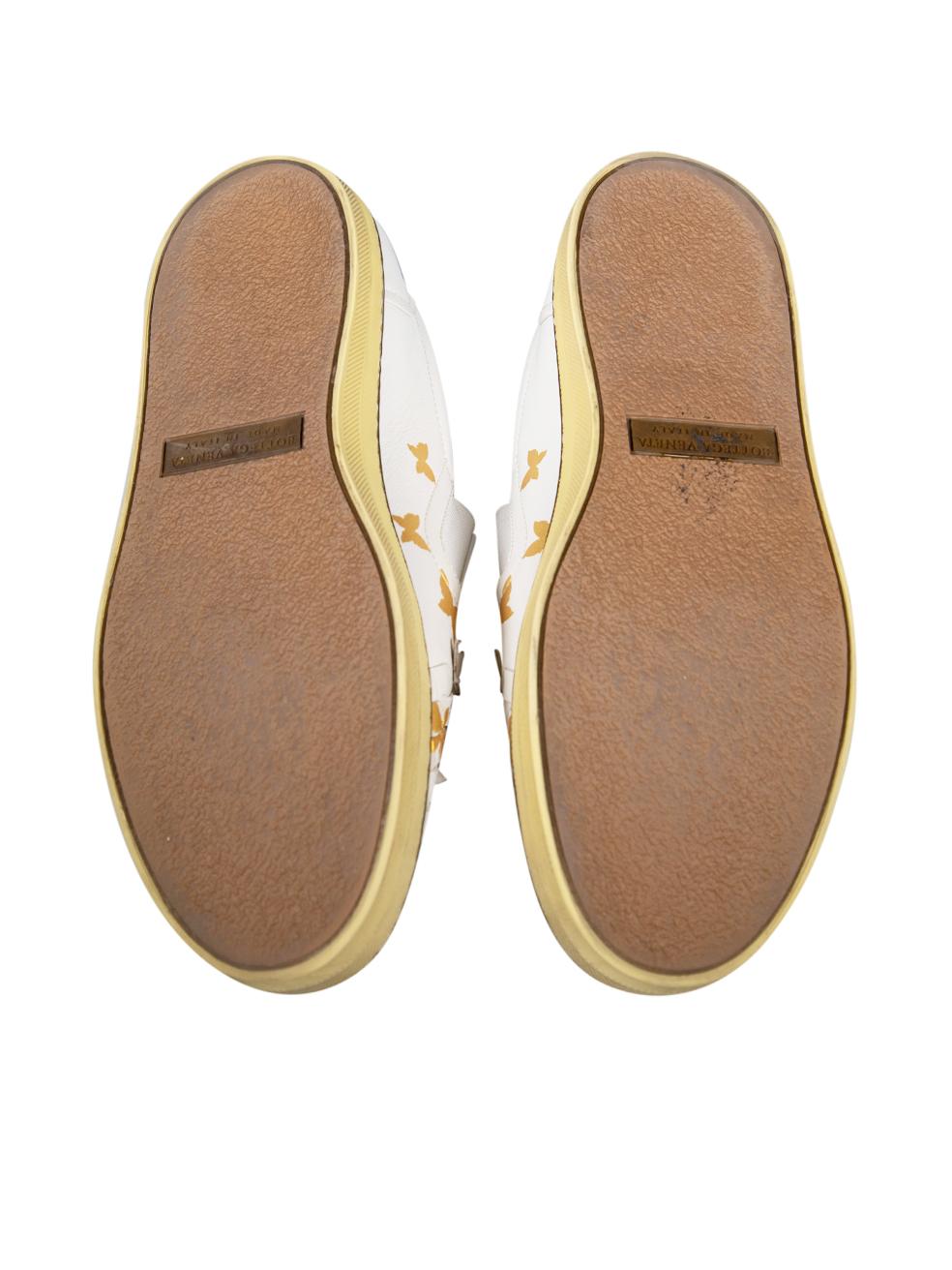 Bottega Veneta Weiße Schmetterlings-Turnschuhe aus Leder Größe IT 37,5 Damen im Angebot