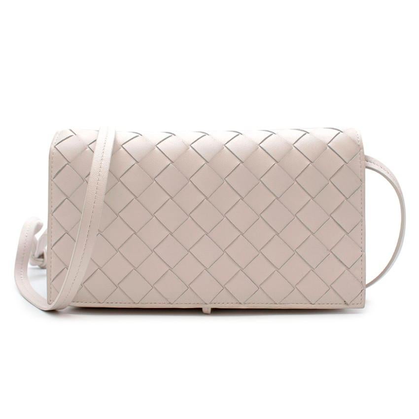 Bottega Veneta White Leather Intrecciato Flap Crossbody Bag

- Soft, luxurious leather material
- Signature woven flap
- Stunning white hue
- Crossbody design
- Tie detail around bottom
- Two pockets
- Six credit card holders
- Classic, elegant