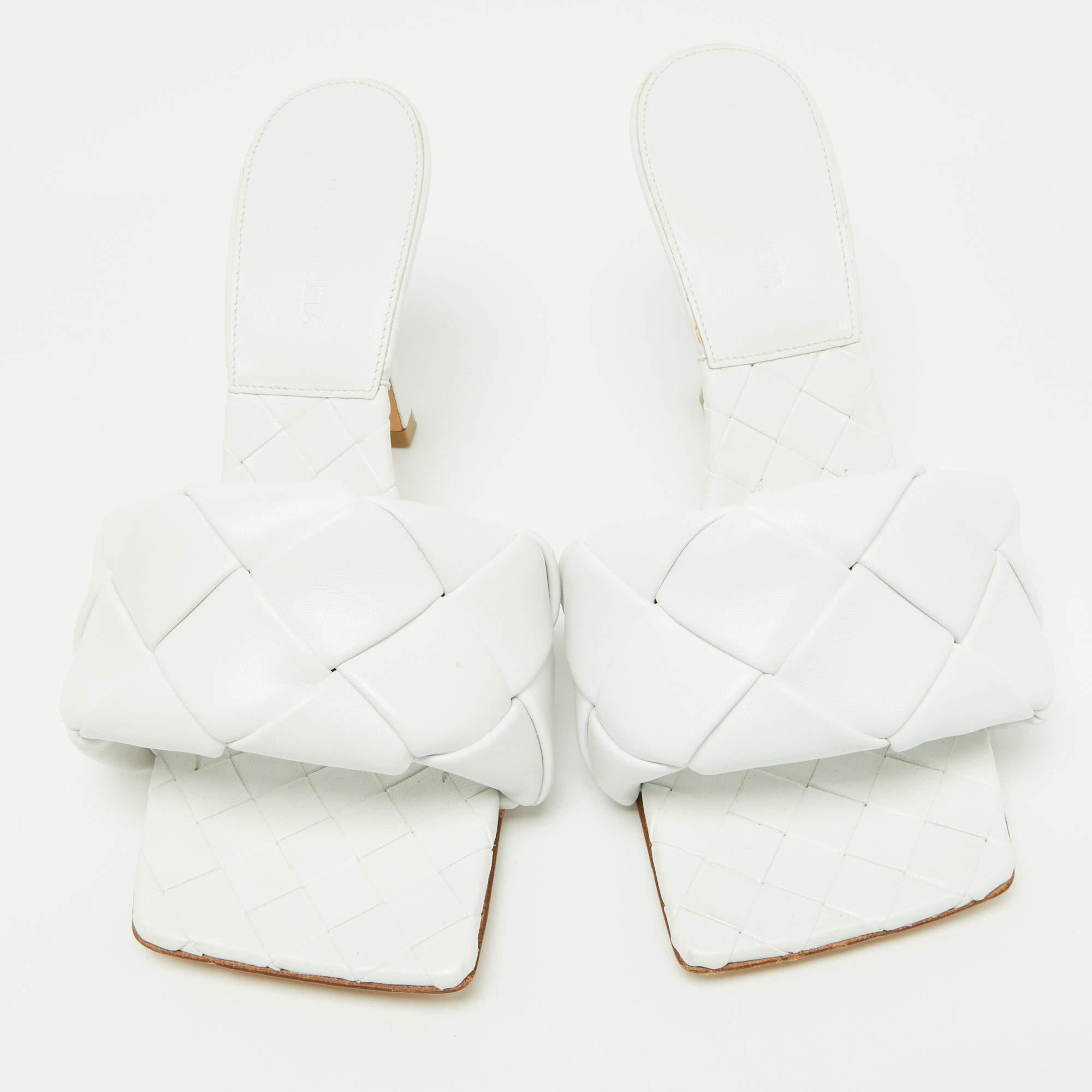 Bottega Veneta's list of trend-setting designs is only growing, and we can guess why! From the Lido sandals to the Pouch, the brand's offerings are anything but ordinary. We have here these amazing Lido slides, made from white leather. The