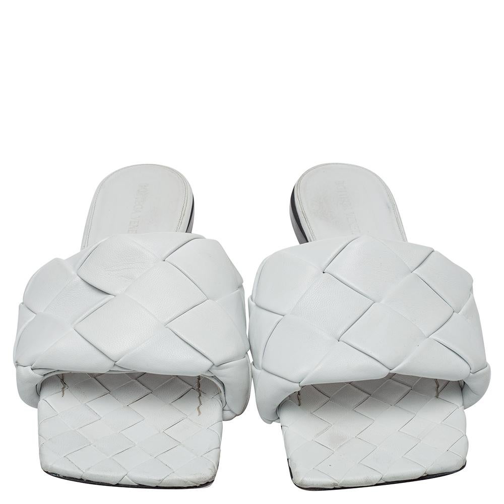 These white Lido flat sandals exhibit the best of Bottega Veneta's dedication to timeless designs and meticulous craftsmanship. They are crafted from leather, designed with open square toes and signature Intrecciato-woven vamp straps to hold the