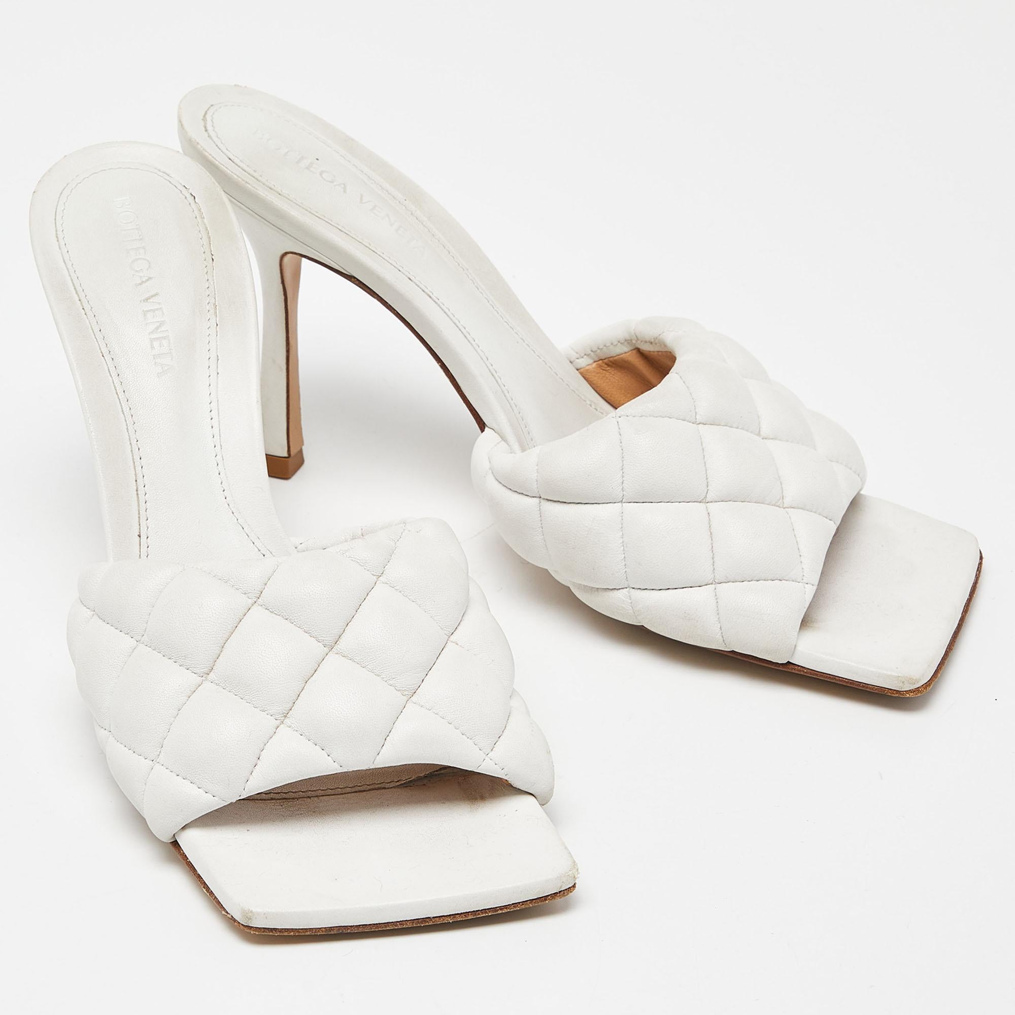 Bottega Veneta White Leather Lido Slides Size 38.5 In Good Condition In Dubai, Al Qouz 2